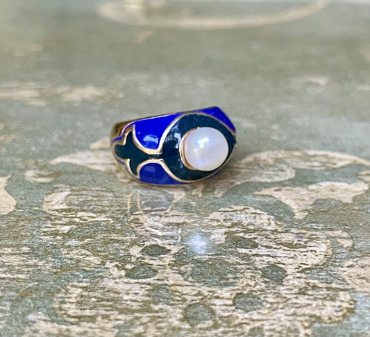 Anello in smalto e perla bianca, anni ‘80