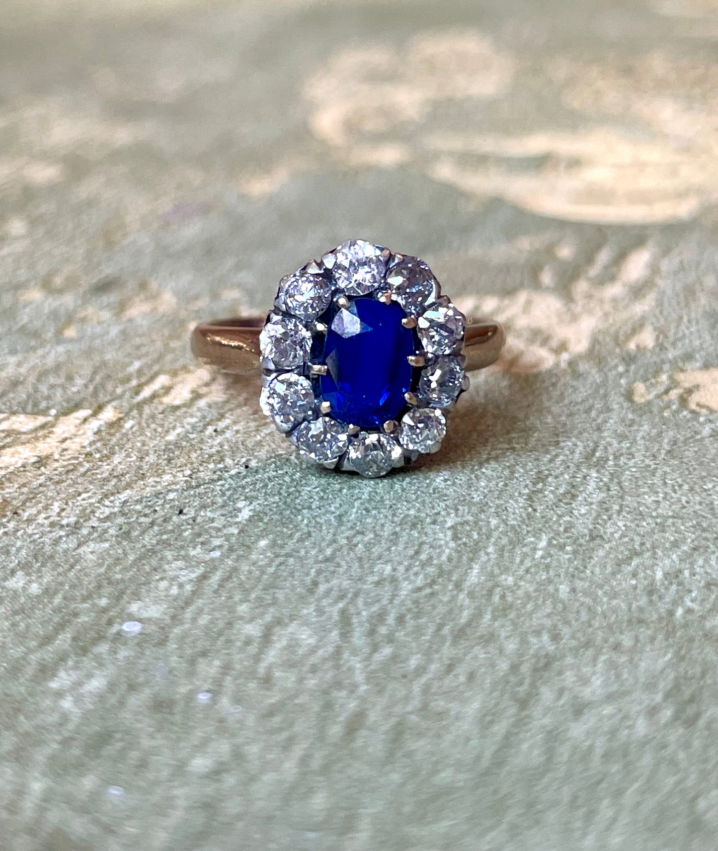 Stupendo anello a margherita con zaffiro naturale e diamanti, epoca vittoriana