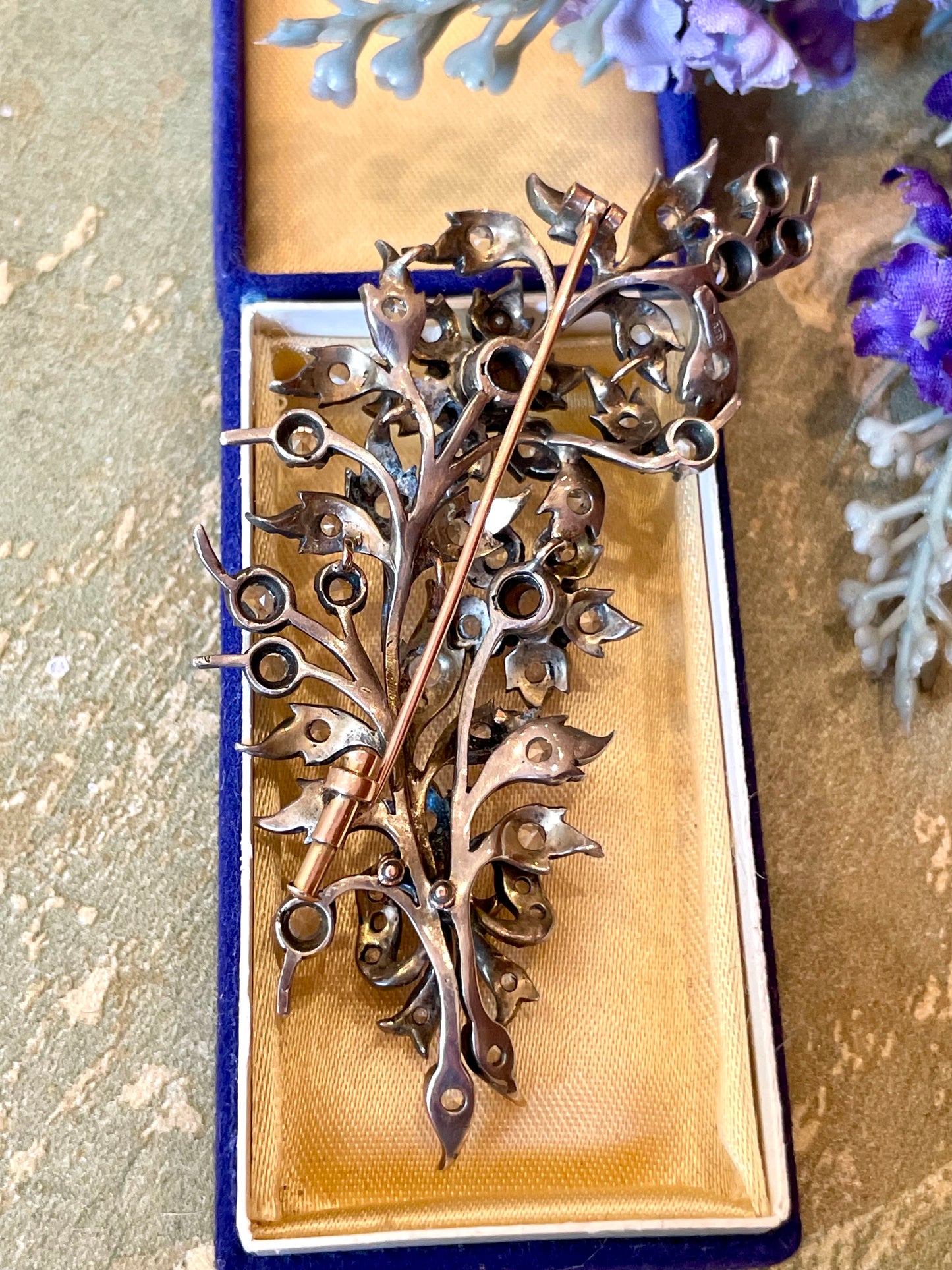 Spilla dolce romanticismo con bouquet di fiori, 1900/1910