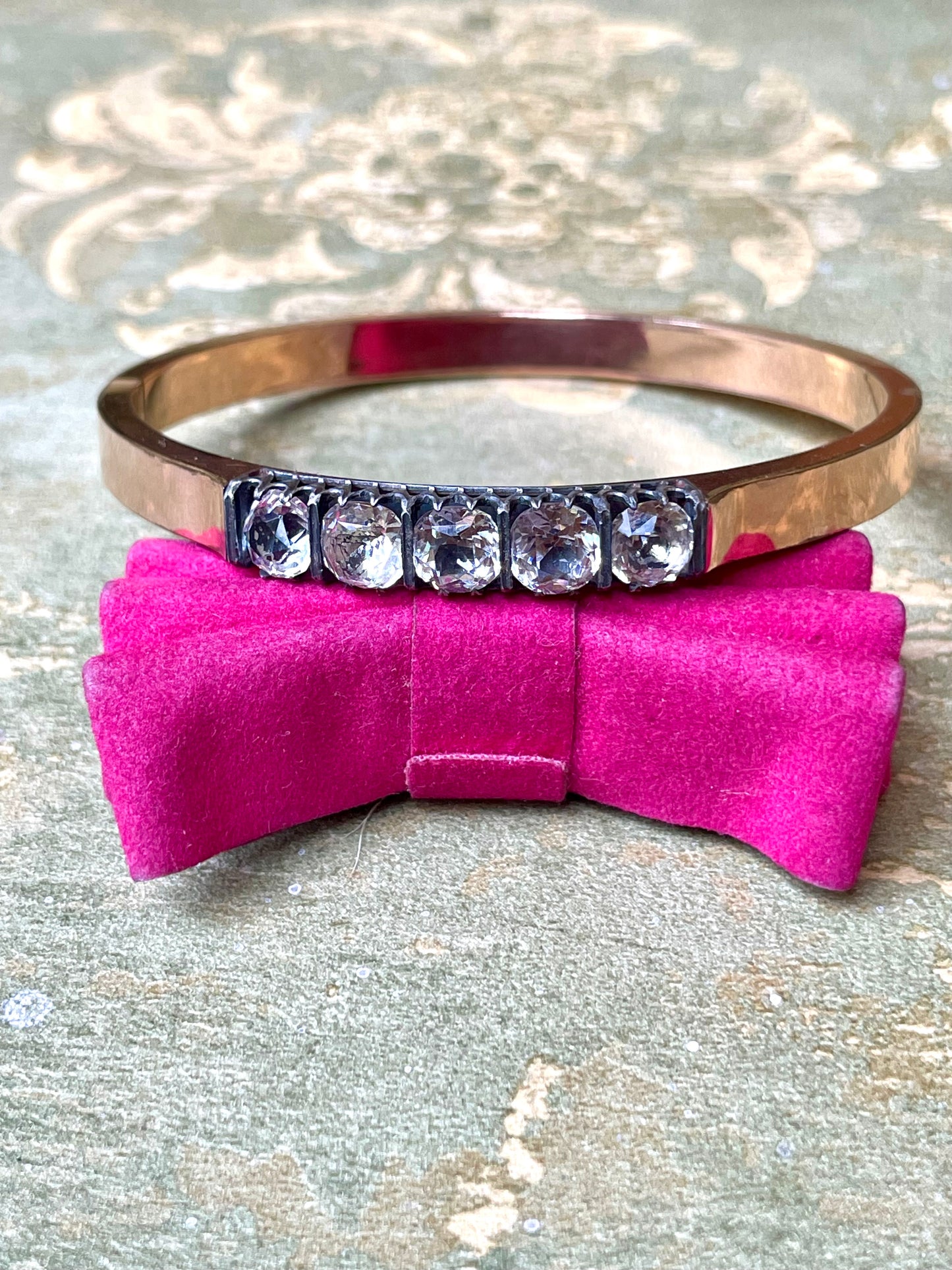 Bracciale rigido placcato oro rosa e paste, 1920/30