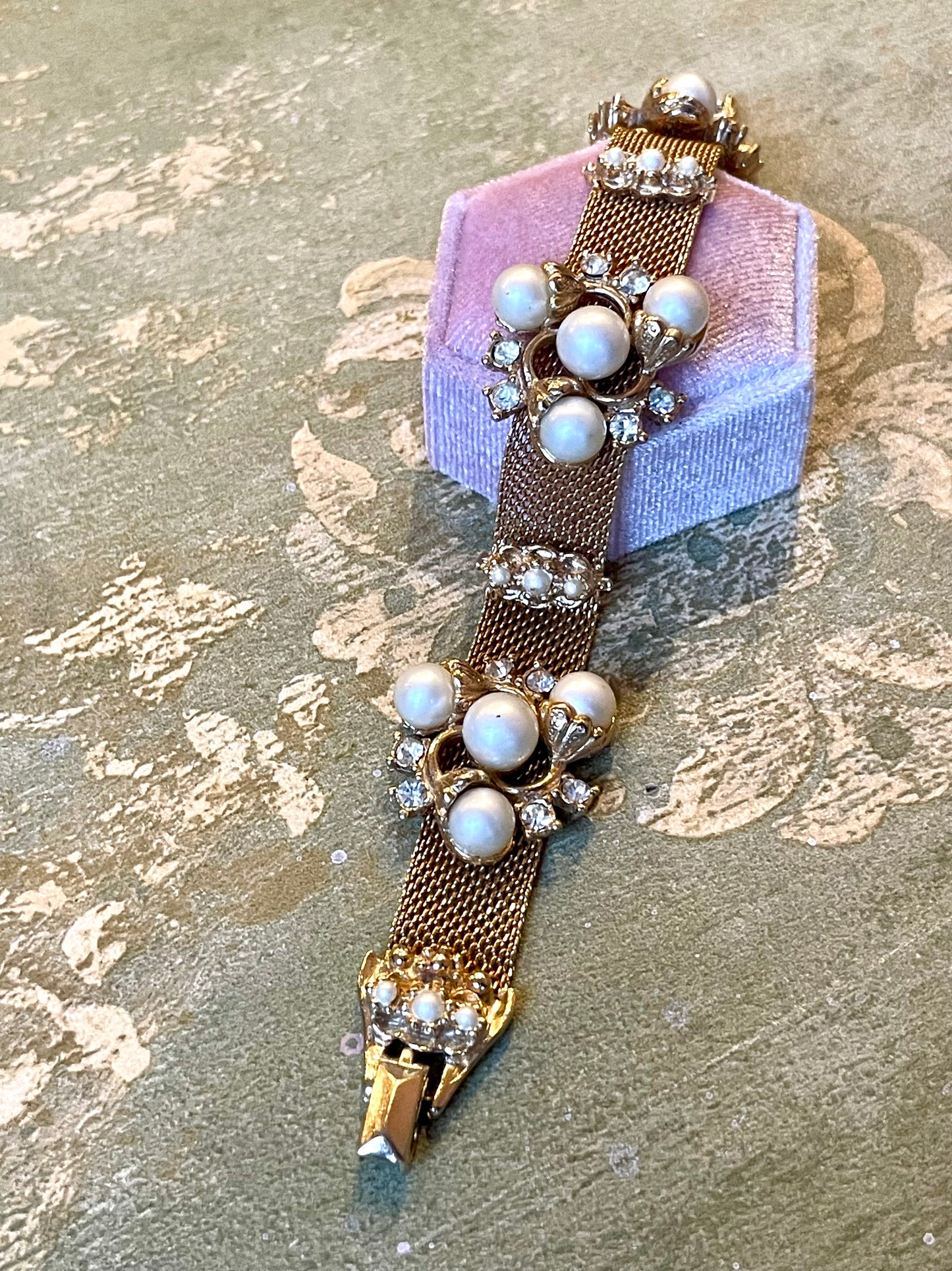 Luminoso bracciale a maglia piatta traforata, anni ‘50