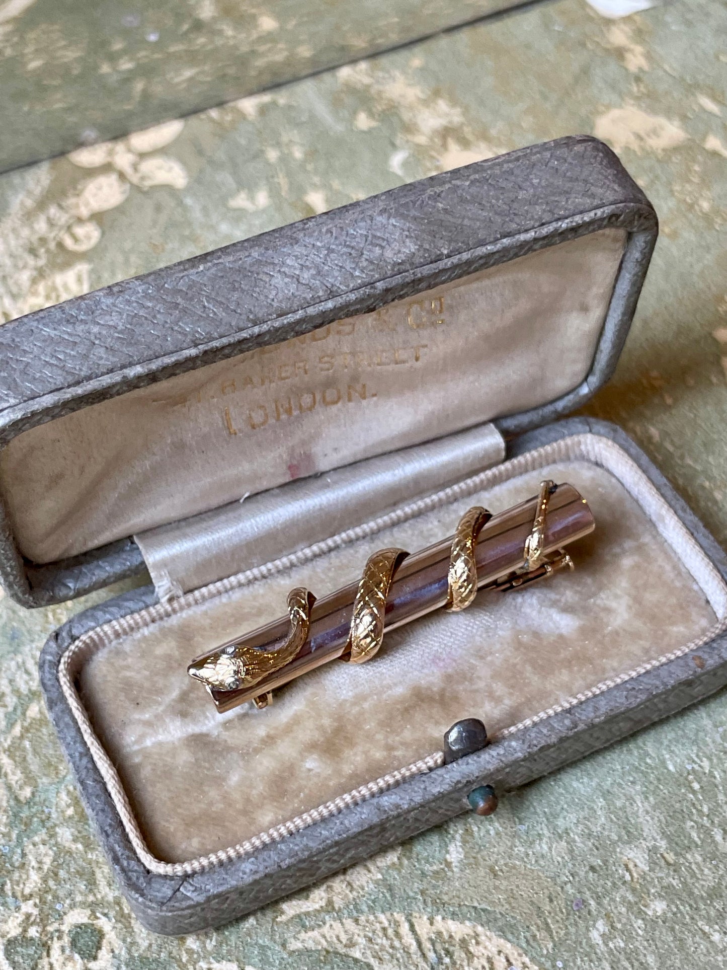 Spilla vittoriana con serpente in argento e oro