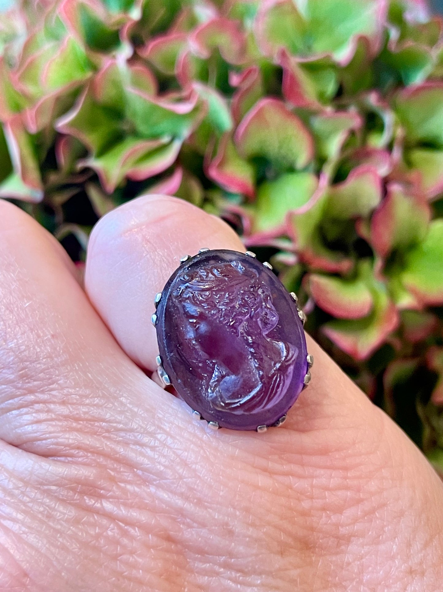 Elegante anello con cammeo intagliato in pasta di vetro, epoca vittoriana