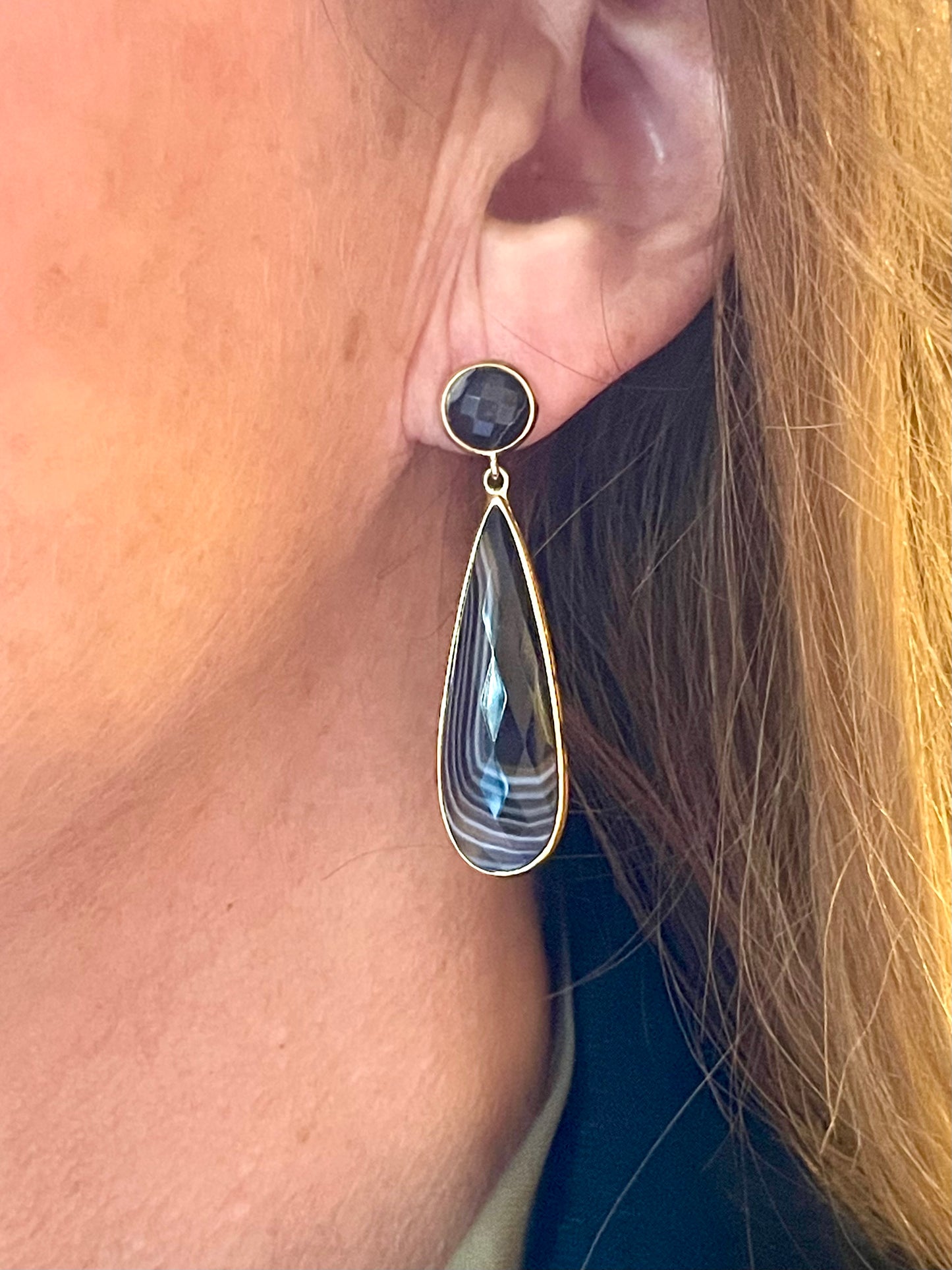 Incantevoli orecchini a goccia in agata fasciata, epoca vittoriana