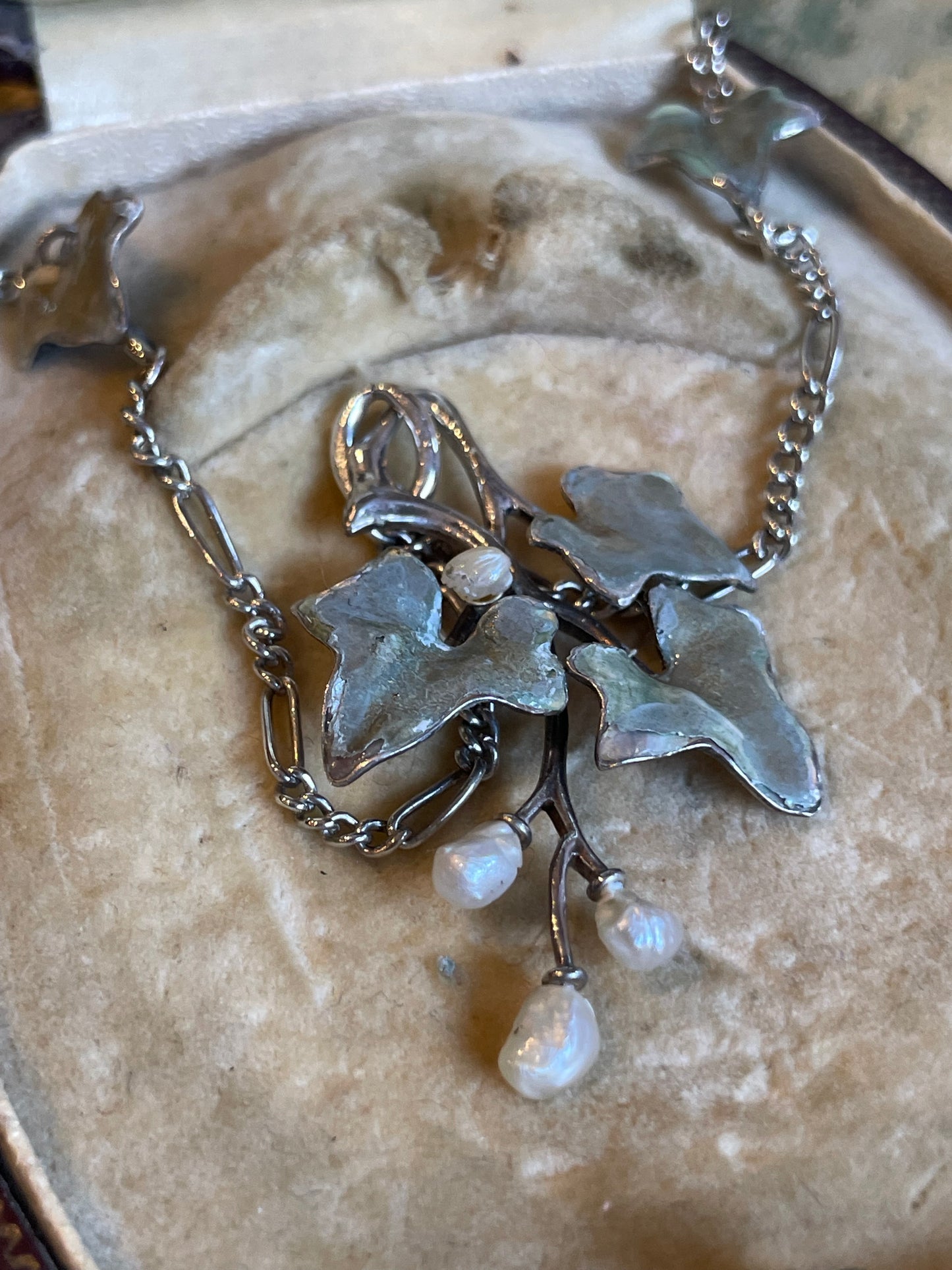 Romantica collana in argento e foglie d’edera in smalto e perle, Art Nouveau