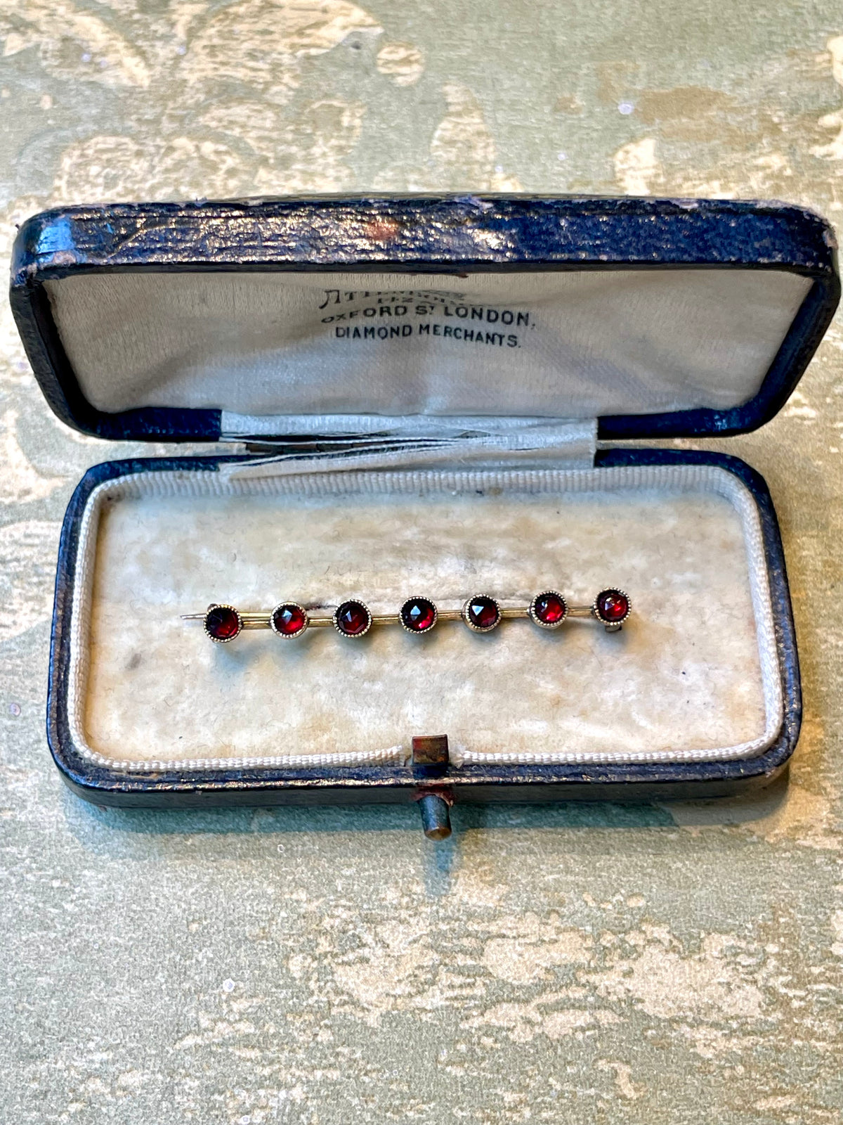 Deliziosa spilla a barretta in argento vermeil e granati, epoca vittoriana