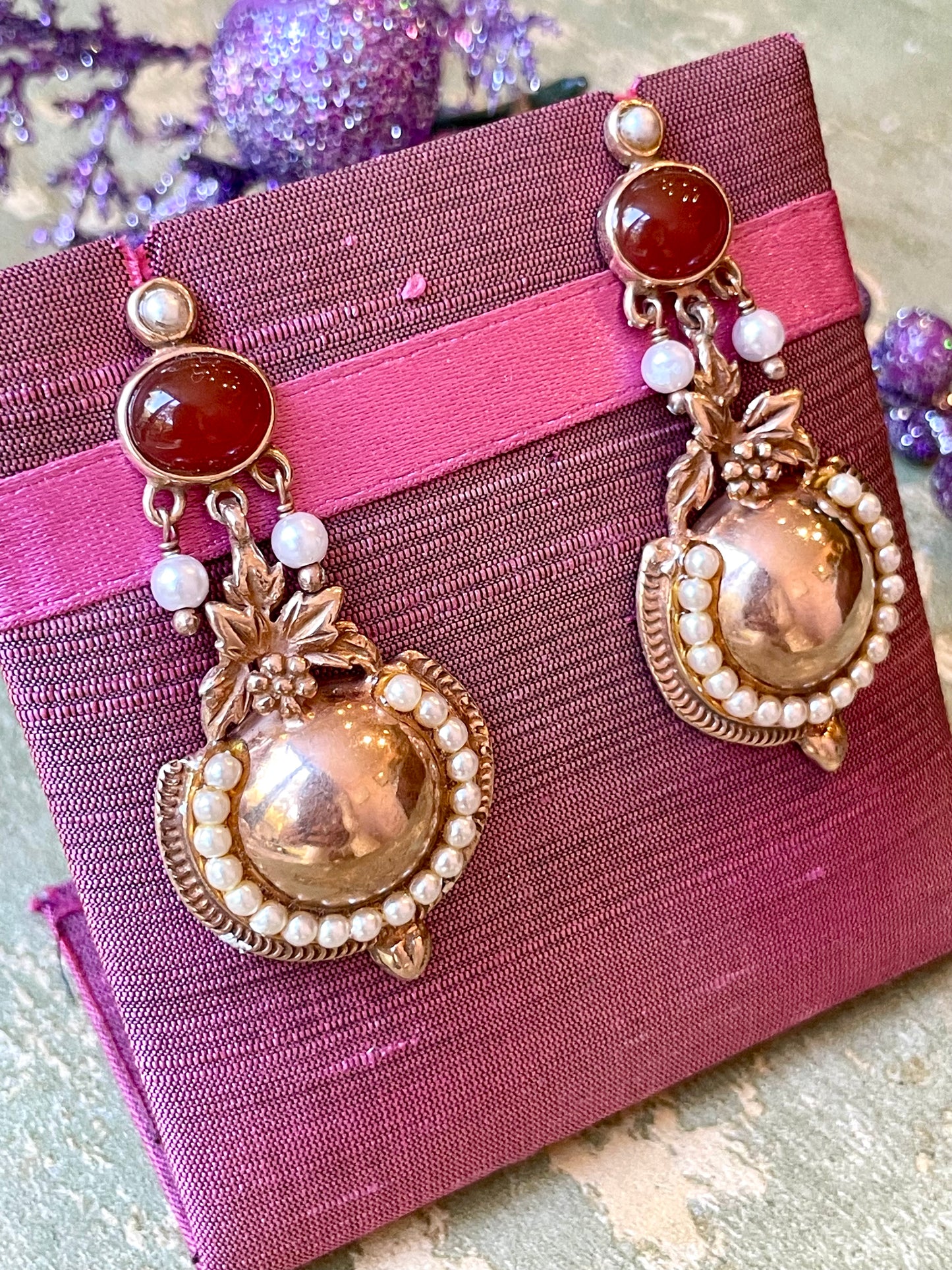 Eleganti orecchini in argento rosa, perle e corniola, anni ‘50