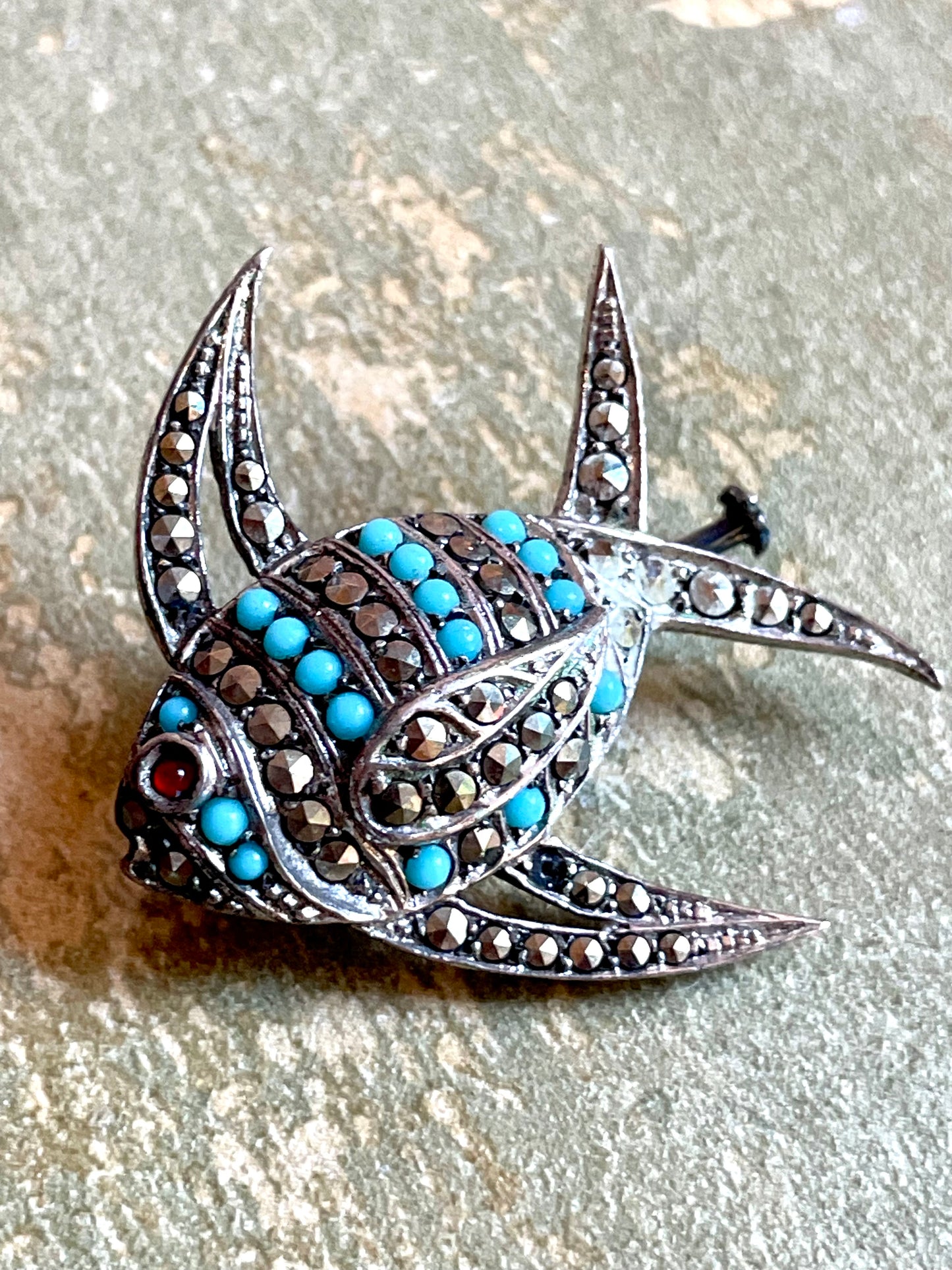 Rara spilla a forma di pesce in argento, marcassite e turchesi, anni ‘40