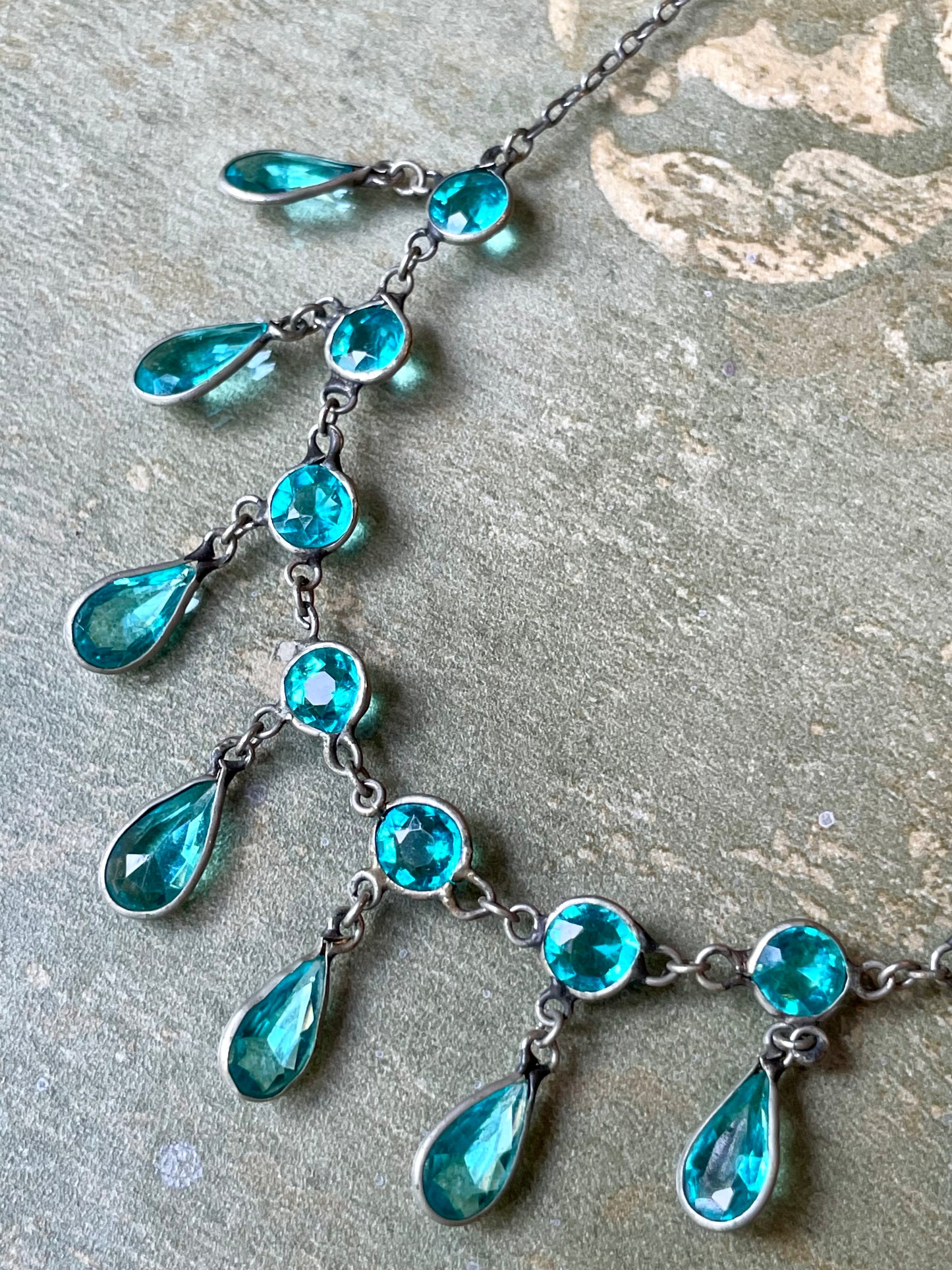 Incantevole girocollo Tudor drop in argento e paste turchesi, 1910/20