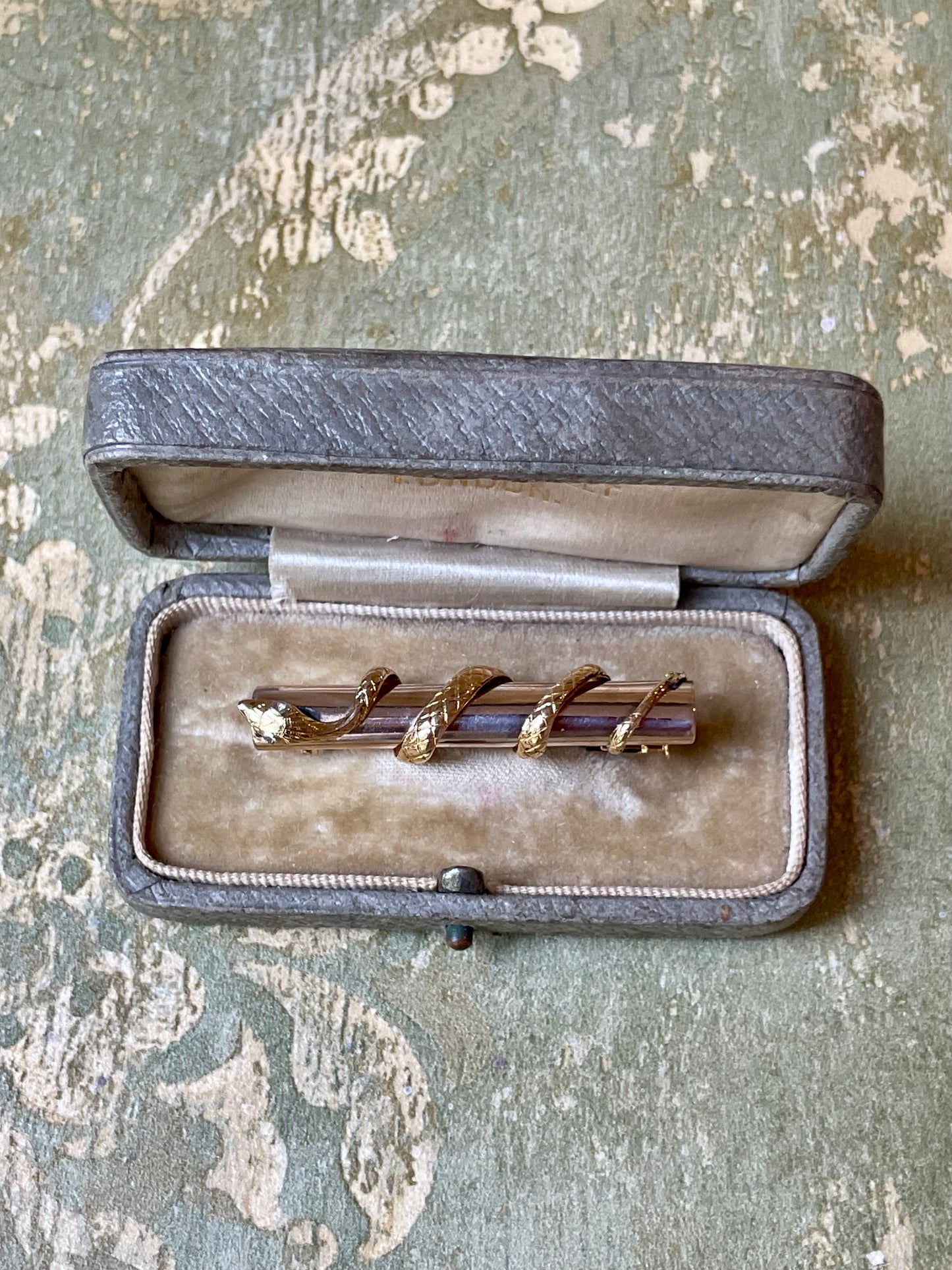 Spilla vittoriana con serpente in argento e oro