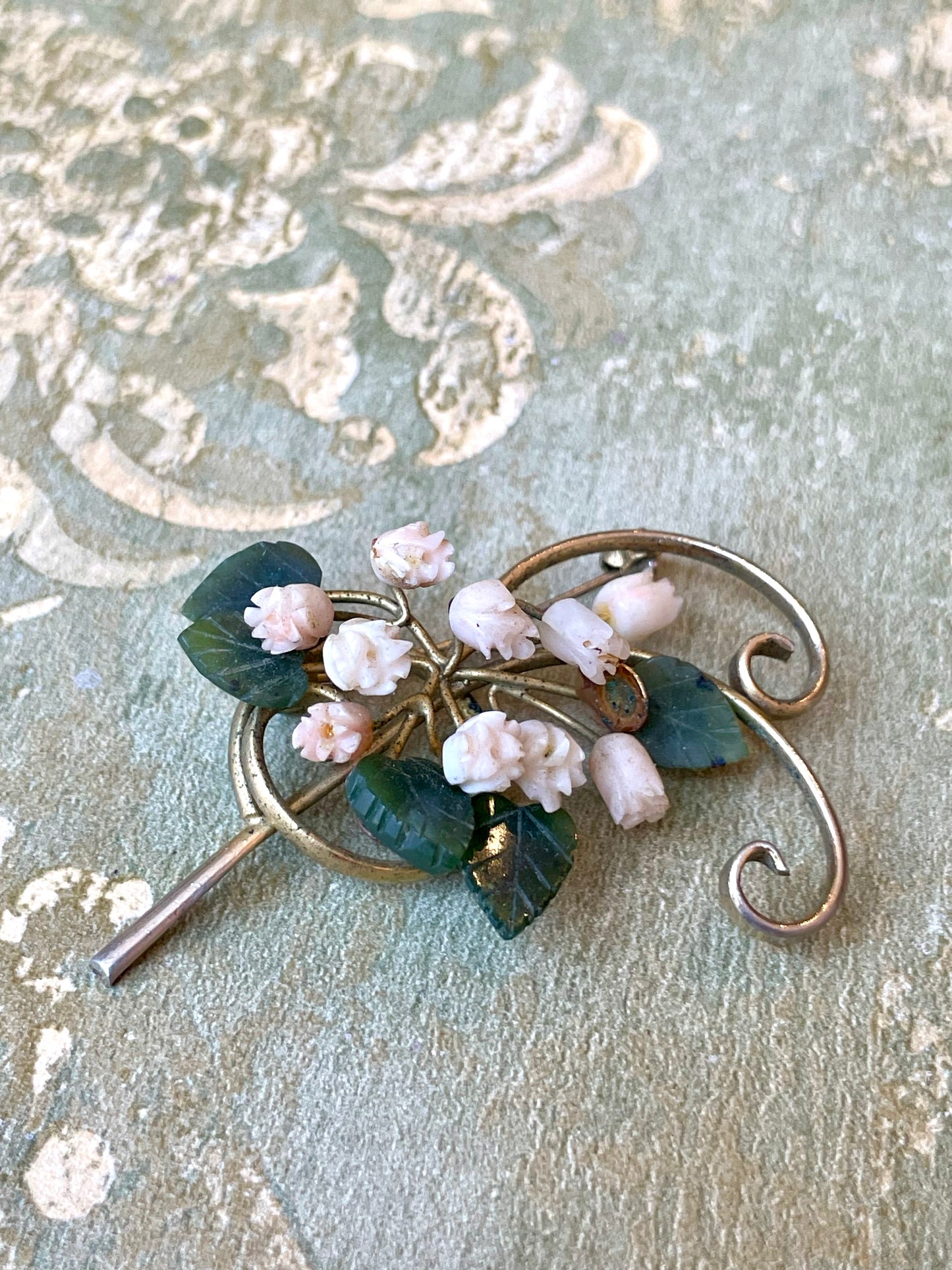 Spilla con ramo di rose in corallo rosa e giada, 1940/50