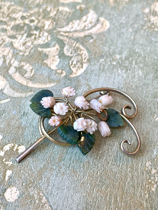 Spilla con ramo di rose in corallo rosa e giada, 1940/50