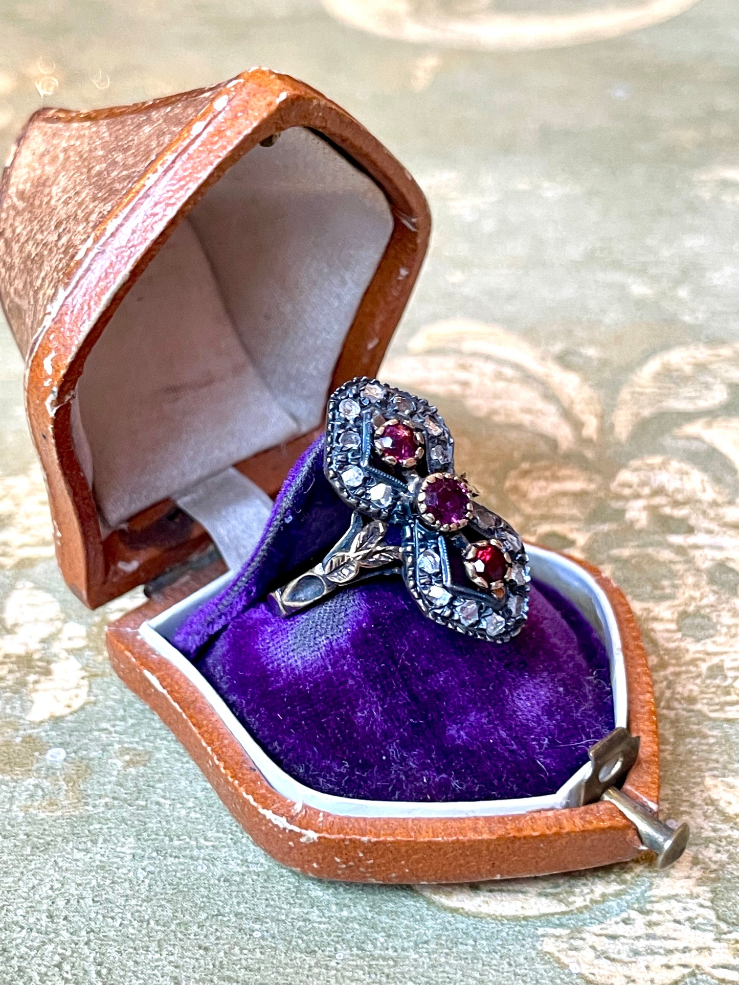 Incantevole anello vittoriano con rosette di diamanti e rubini