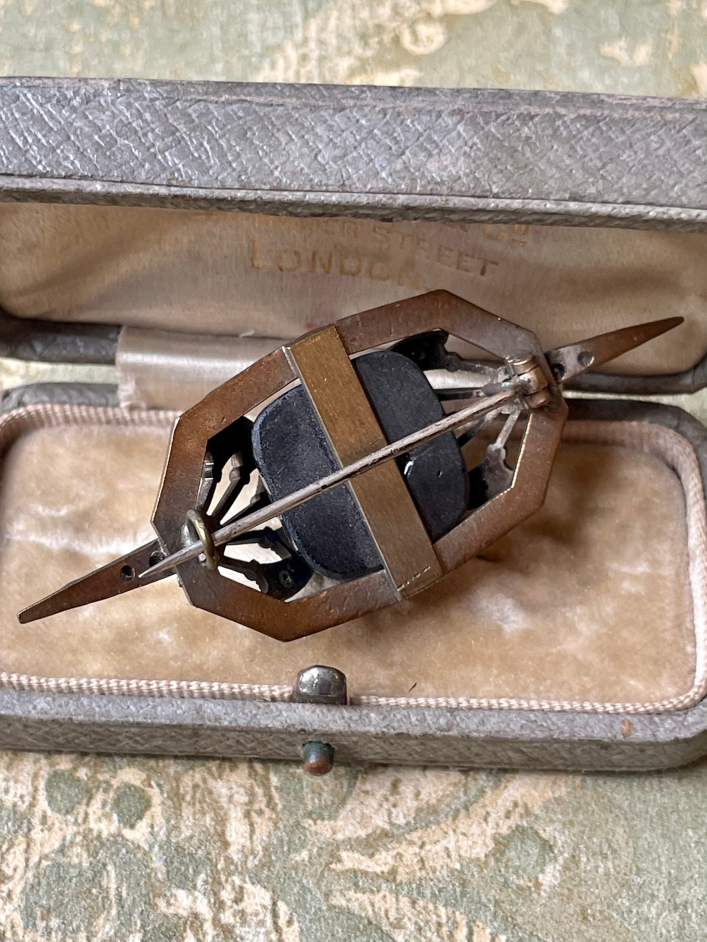 Elegante spilla in pasta di vetro e strass, Art Deco