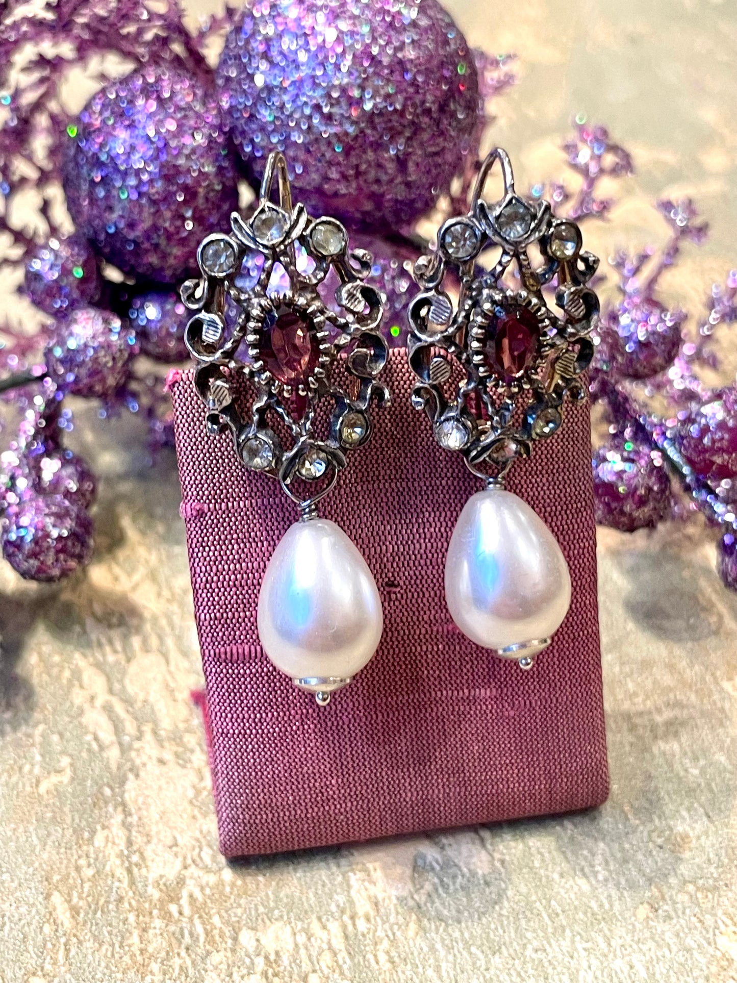 Romantici orecchini in argento con perla a goccia, anni ‘40:50