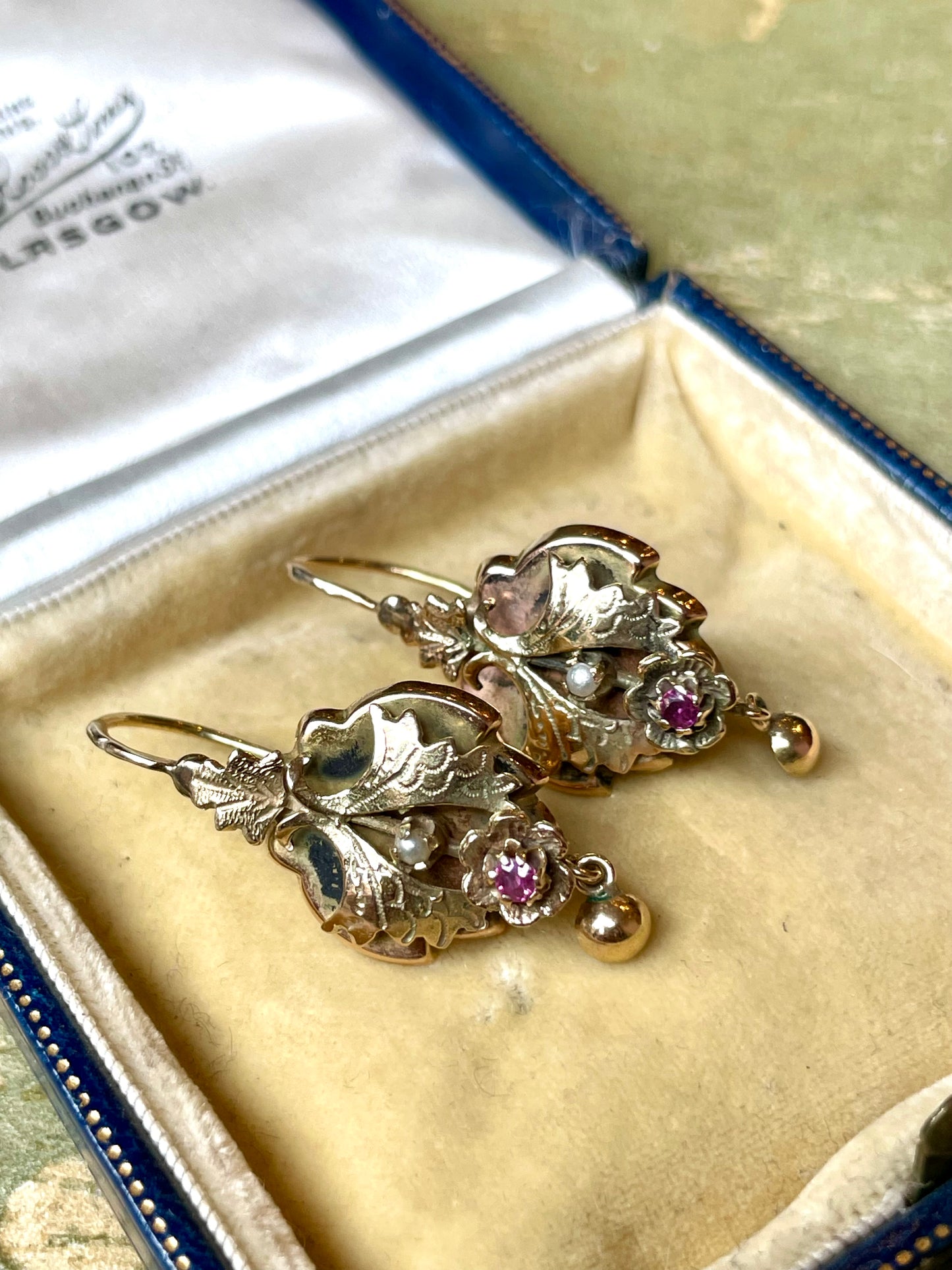 Splendidi orecchini di gusto floreale con perle e spinelli, epoca vittoriana