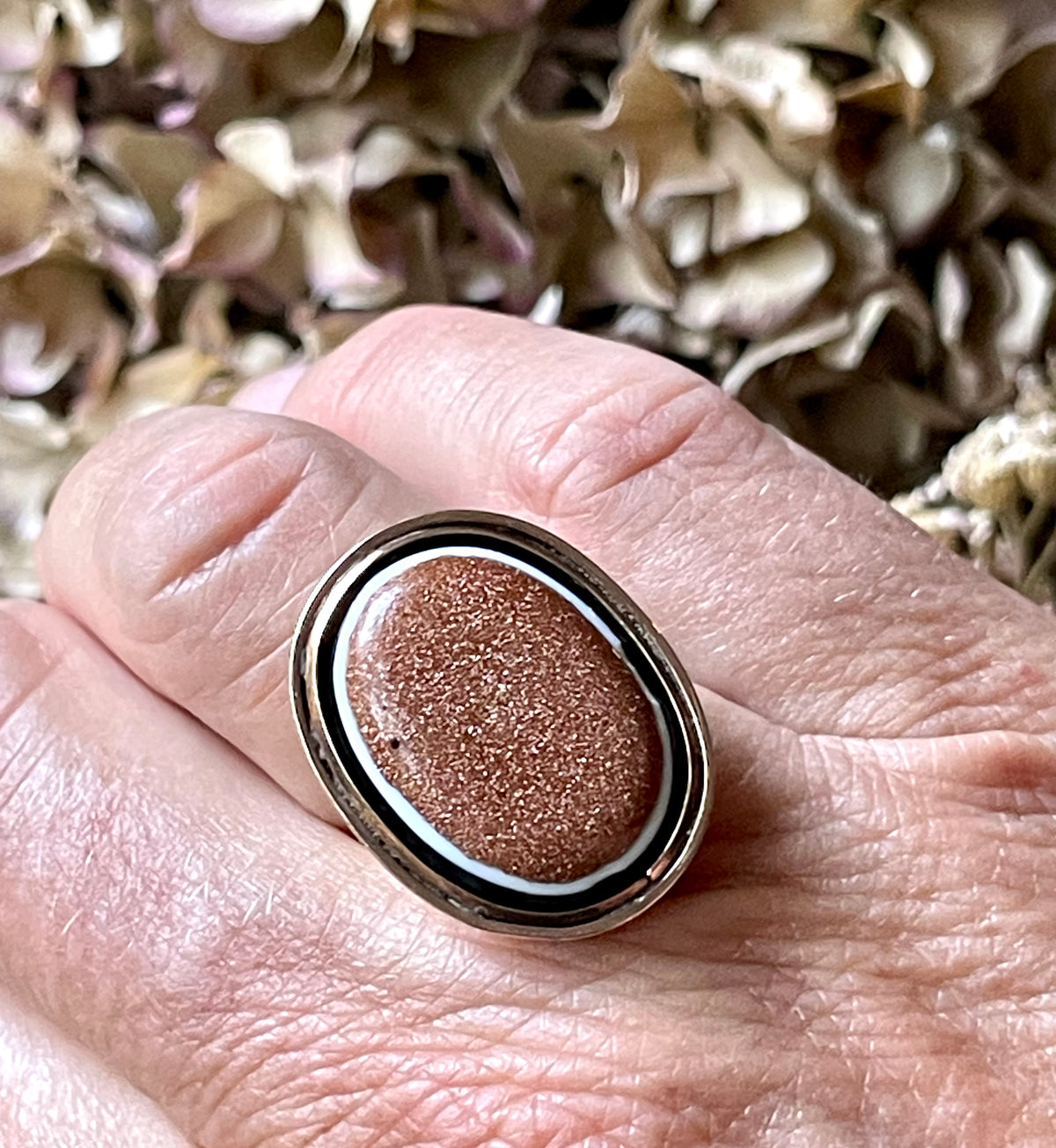 Affascinante anello con grande cabochon in avventurina e oro giallo, epoca vittoriana
