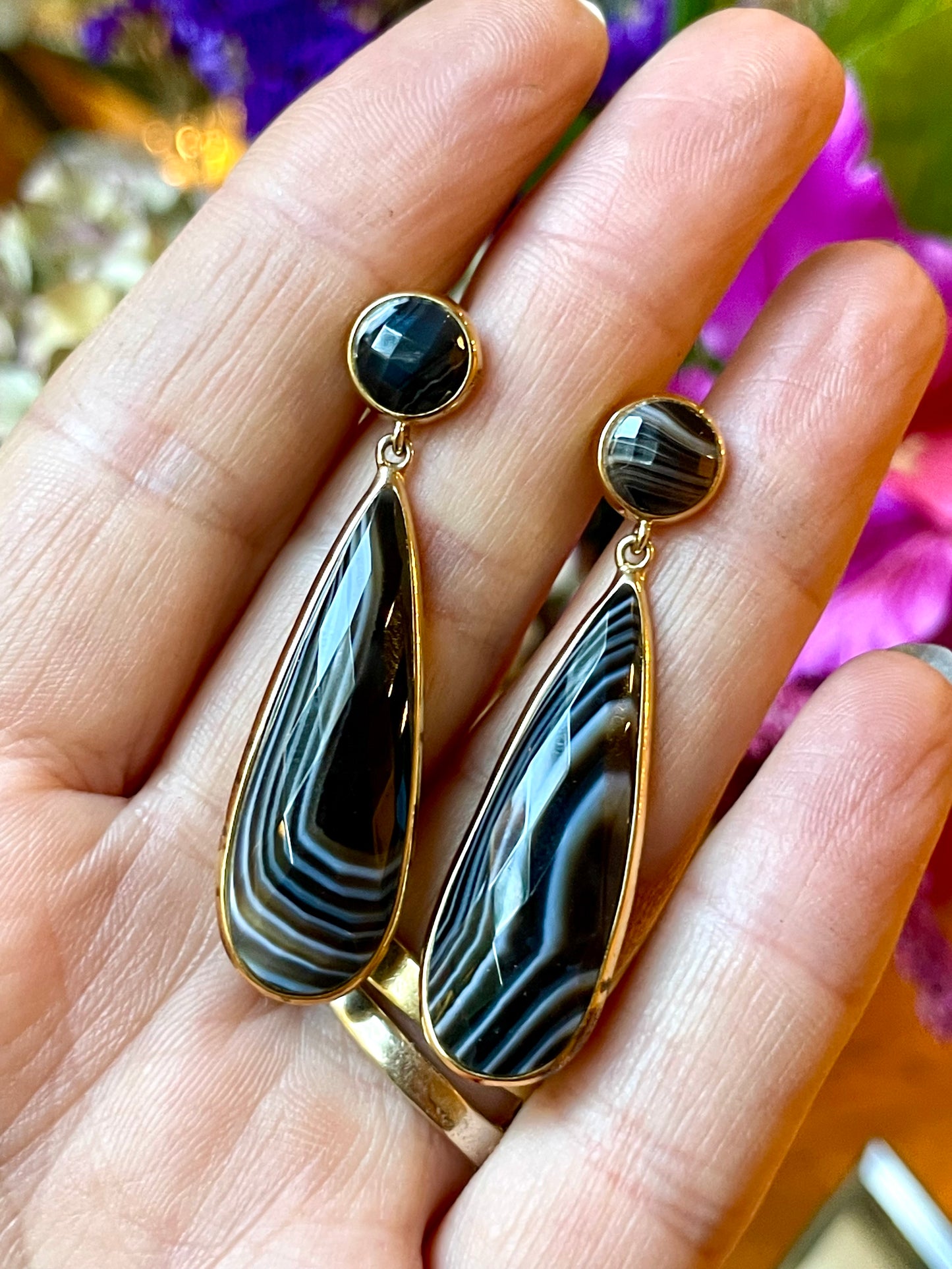 Incantevoli orecchini a goccia in agata fasciata, epoca vittoriana