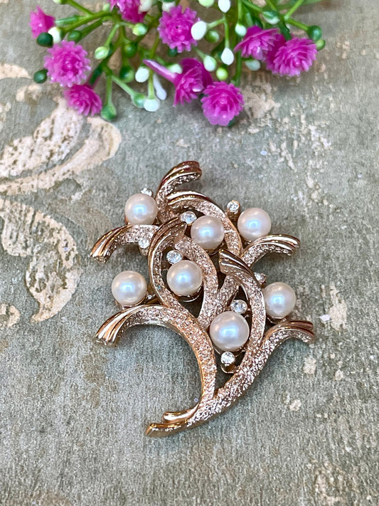 Luminosa spilla con ramo di fiori, firmata Trifari