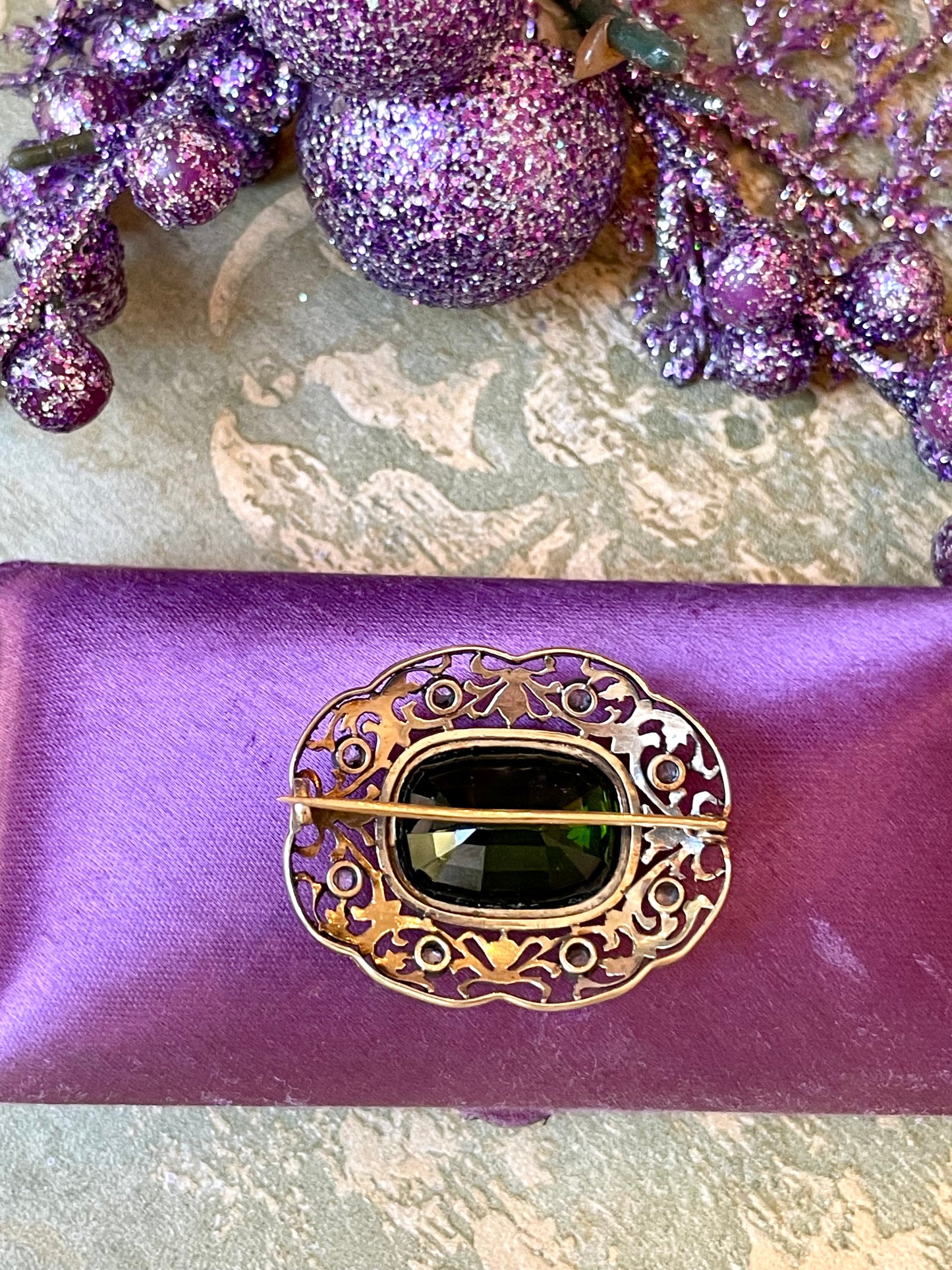 Romantica Spilla vittoriana con olivina e diamanti