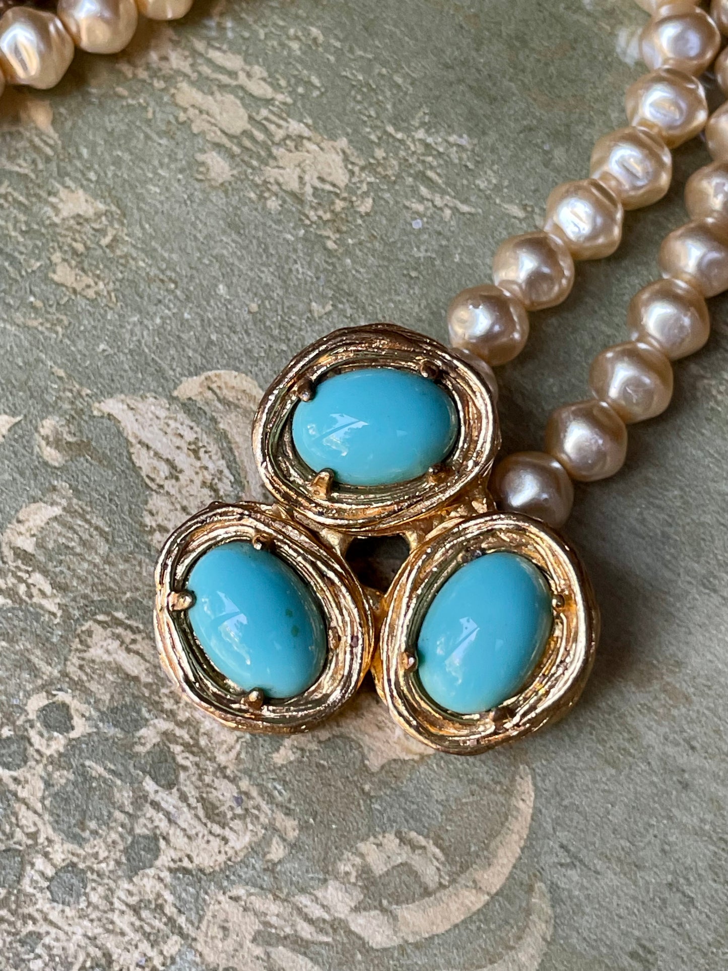 Collana girocollo con perle barocche e pendente in pasta di turchesi, Gavilane Paris anni ‘60