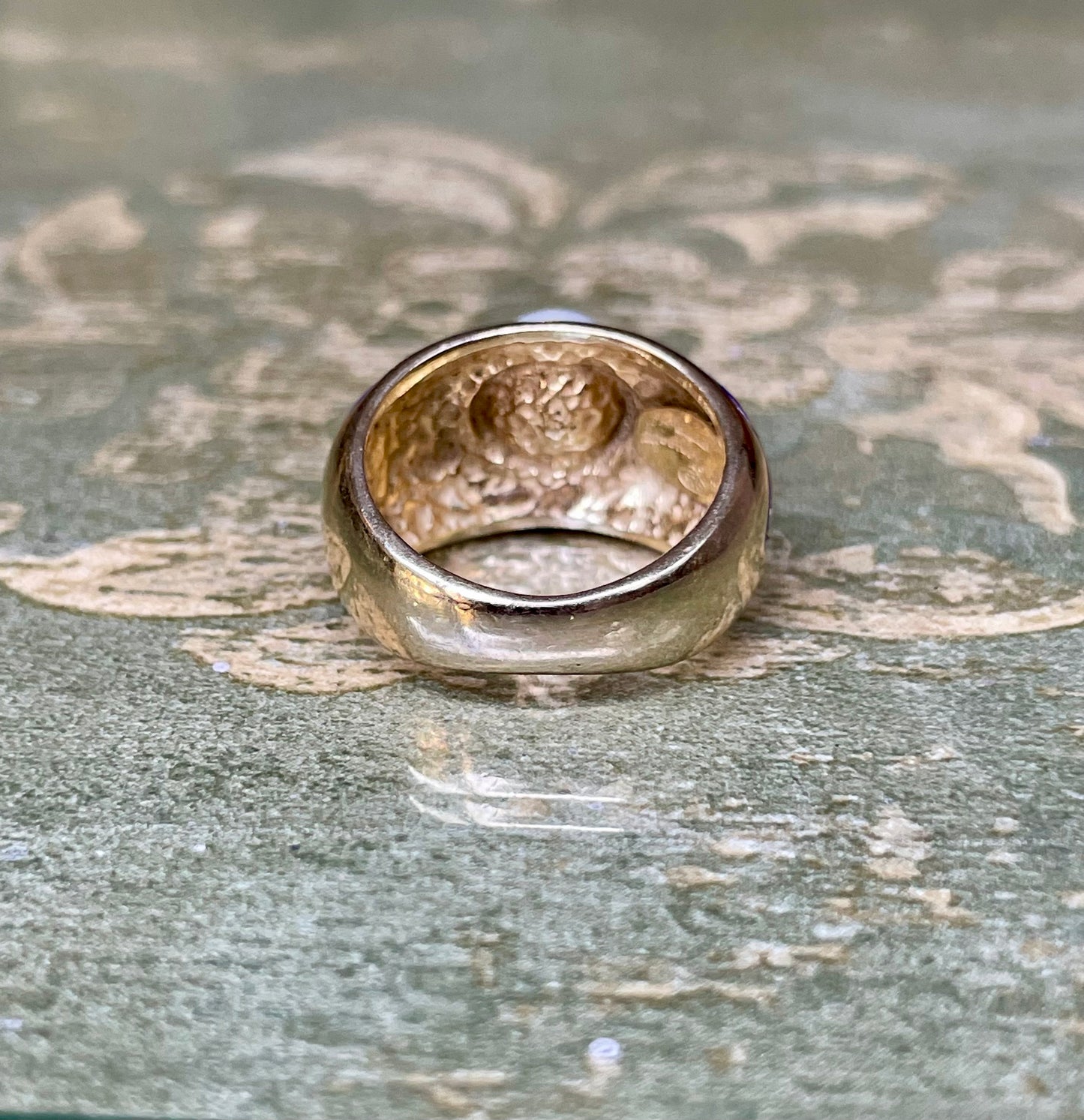 Anello in smalto e perla bianca, anni ‘80