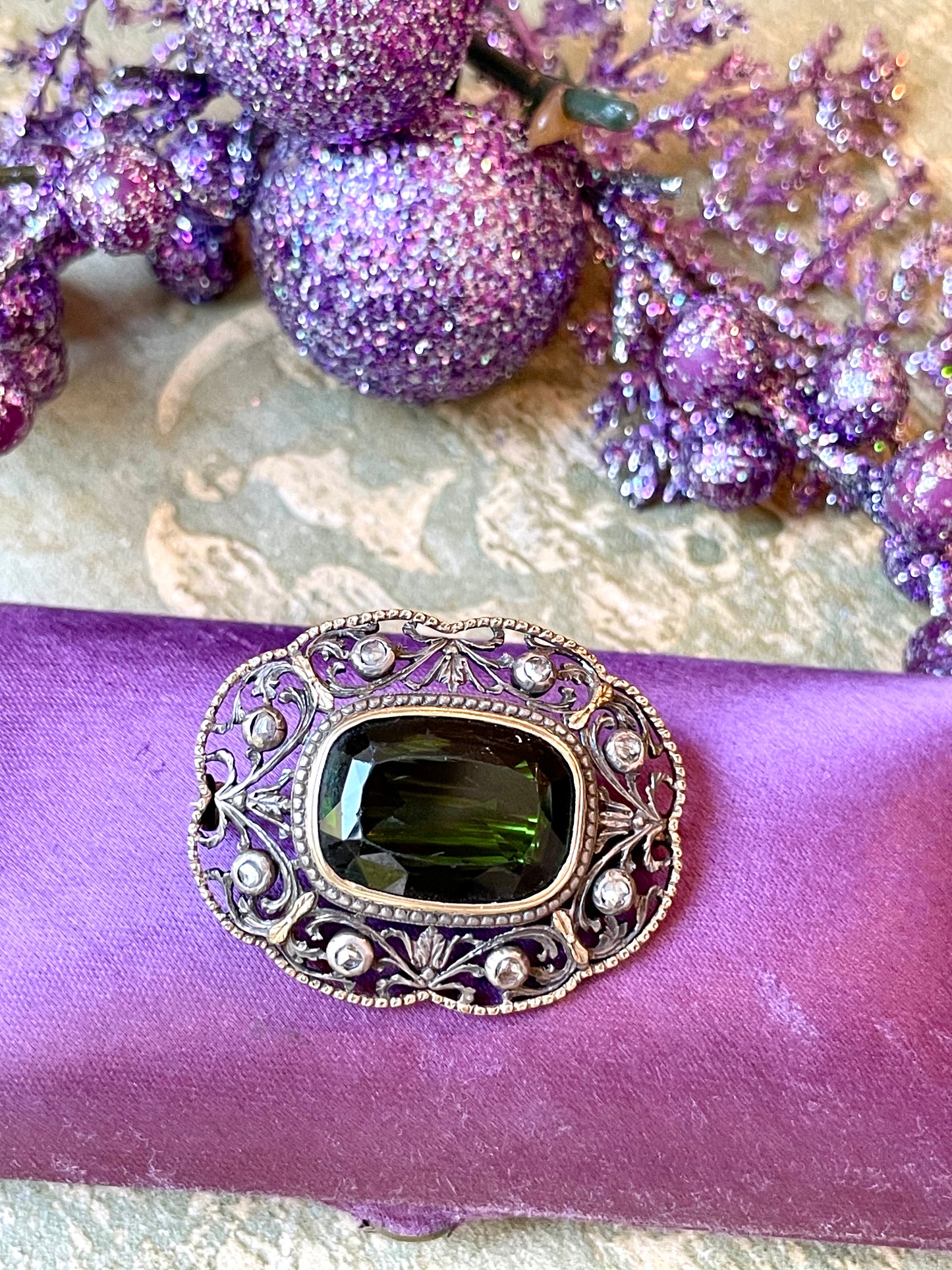 Romantica Spilla vittoriana con olivina e diamanti