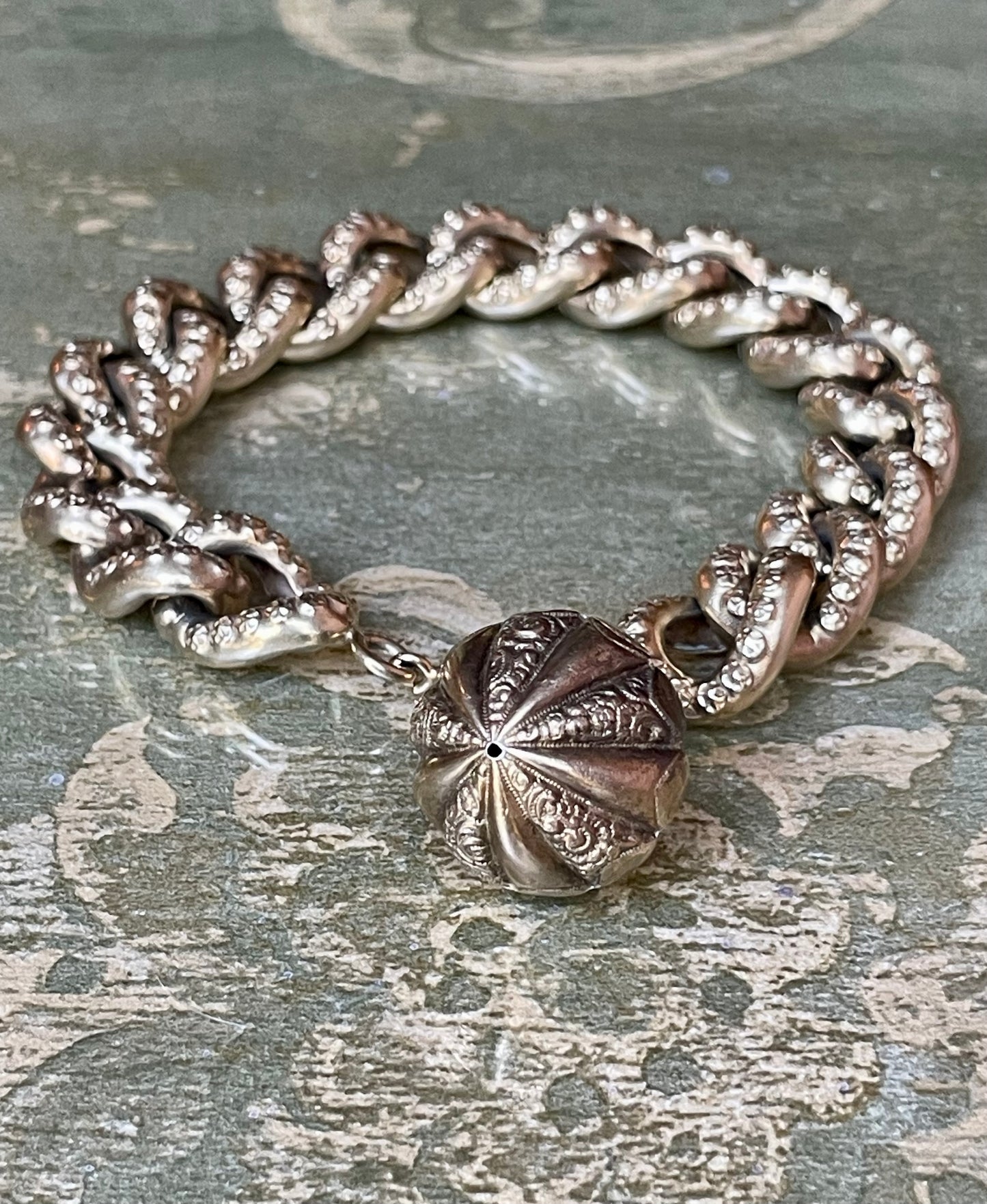Eccezionale bracciale gourmette con charms, anni ‘40/50