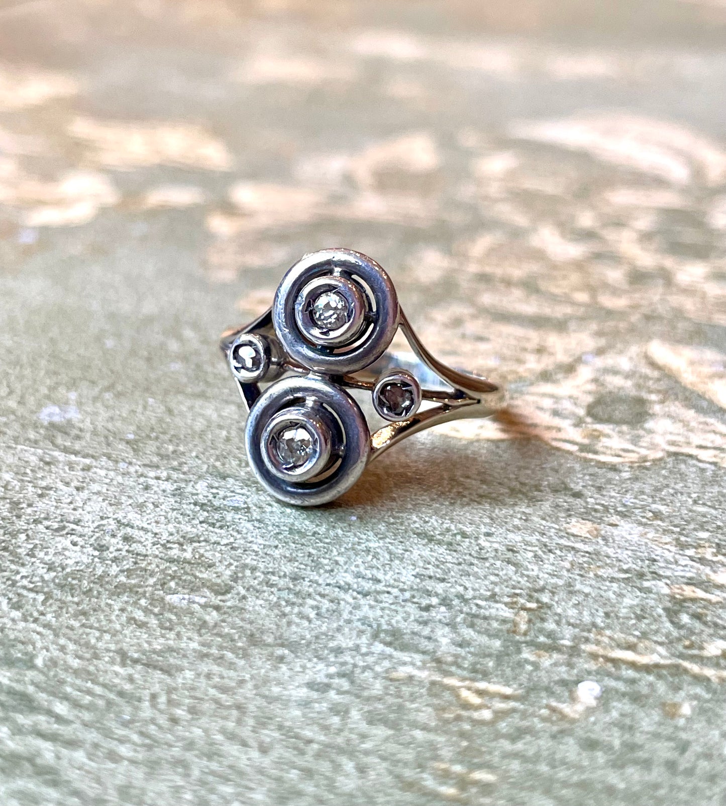 Incantevole anello Turbillon con diamanti, 1910/20