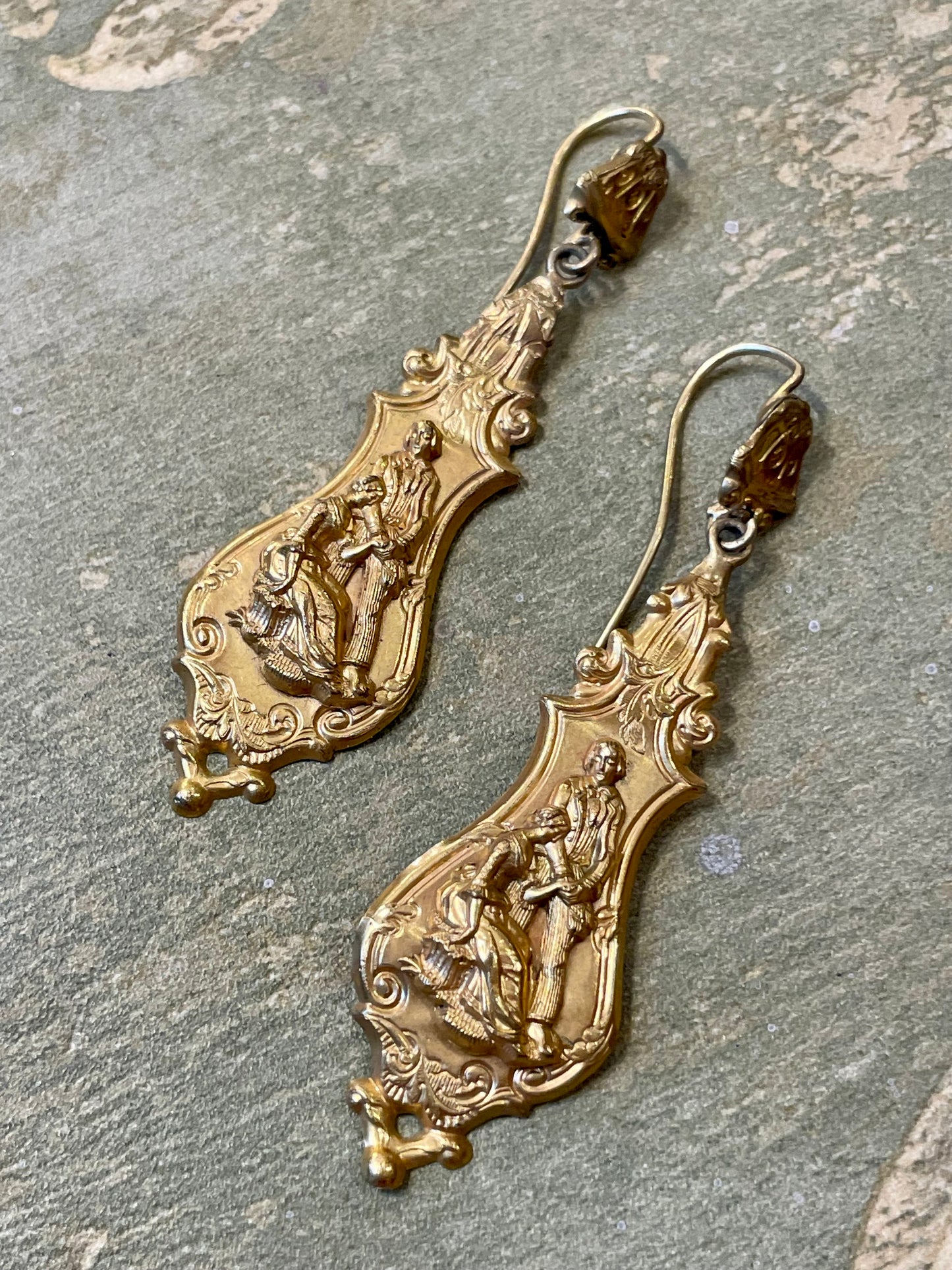Orecchini in lamina d’oro con scena galante, epoca vittoriana