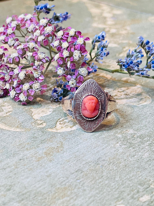 Anello con cammeo in corallo naturale, epoca vittoriana