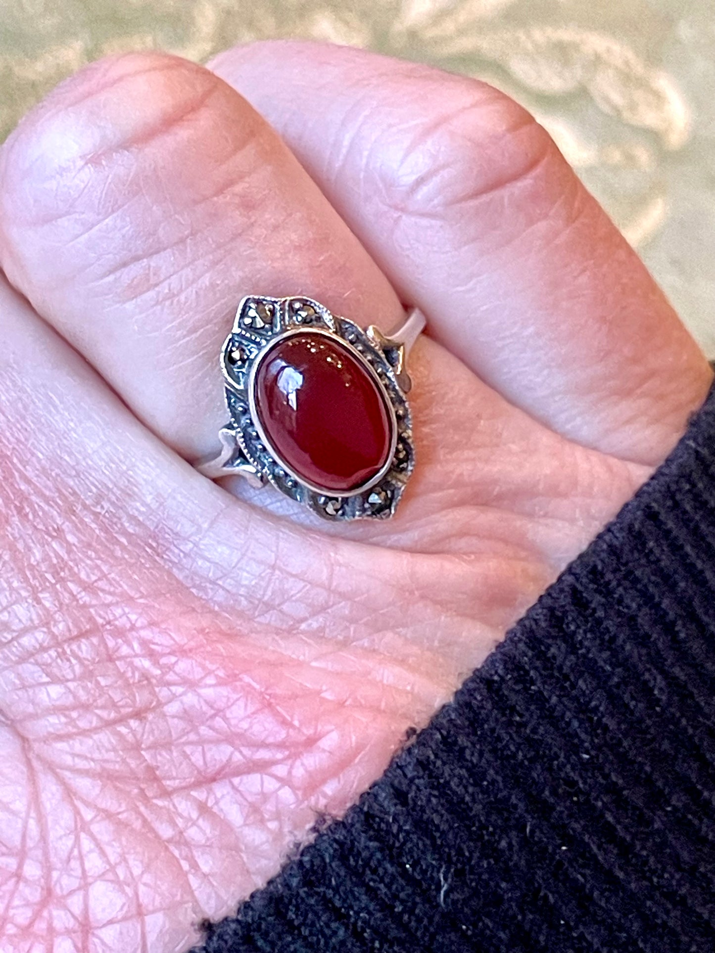 Anello con corniola cabochon, Art Deco