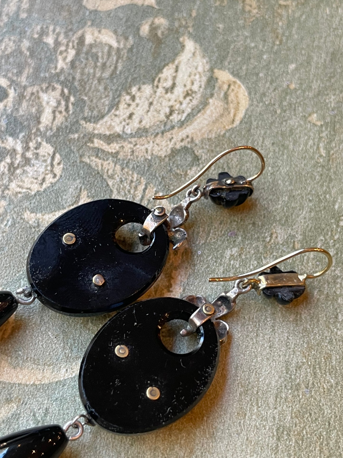 Romantici orecchini vittoriani in onice