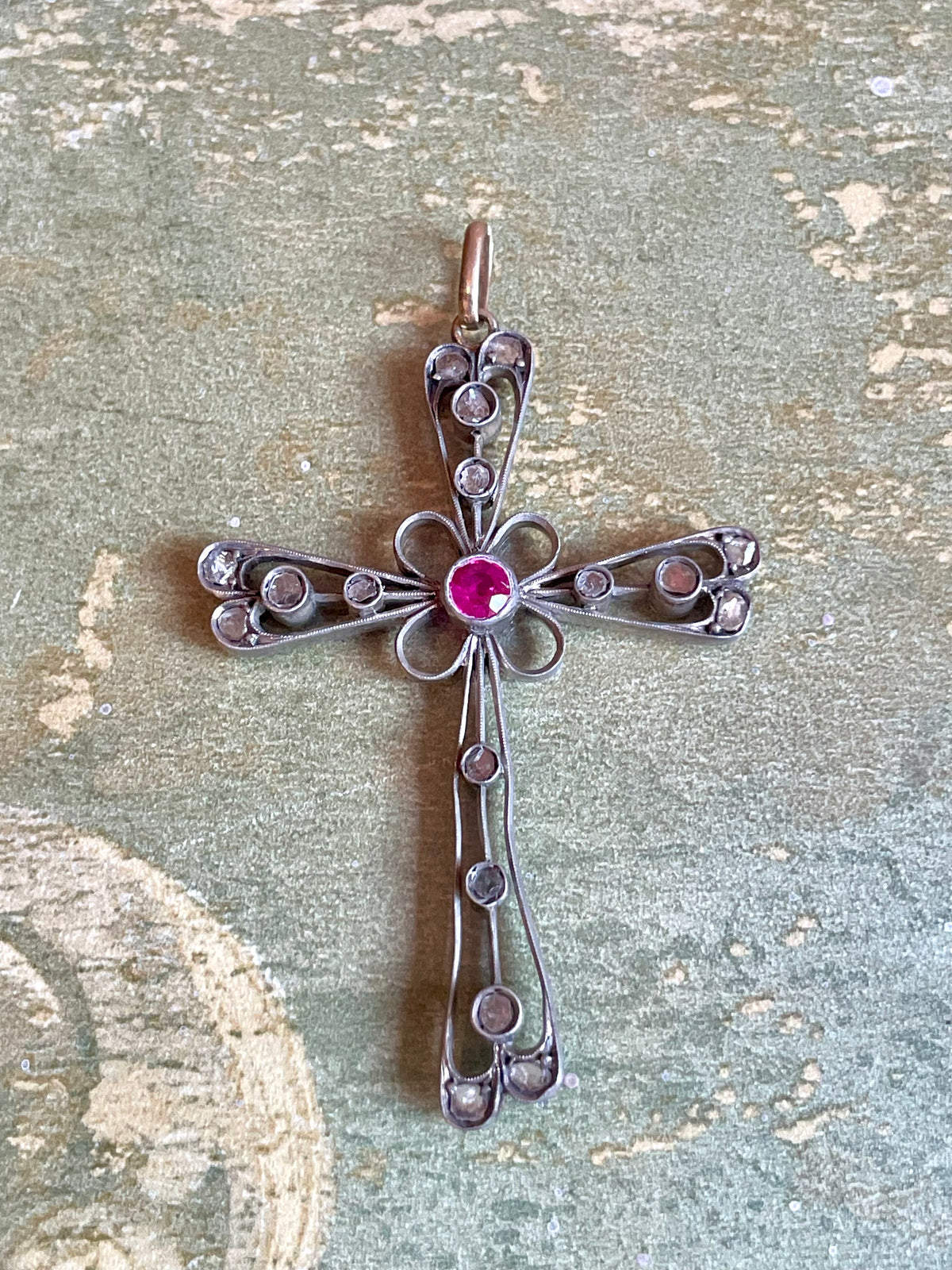 Romantica croce in argento, oro, rosette di diamanti e rubino, epoca vittoriana
