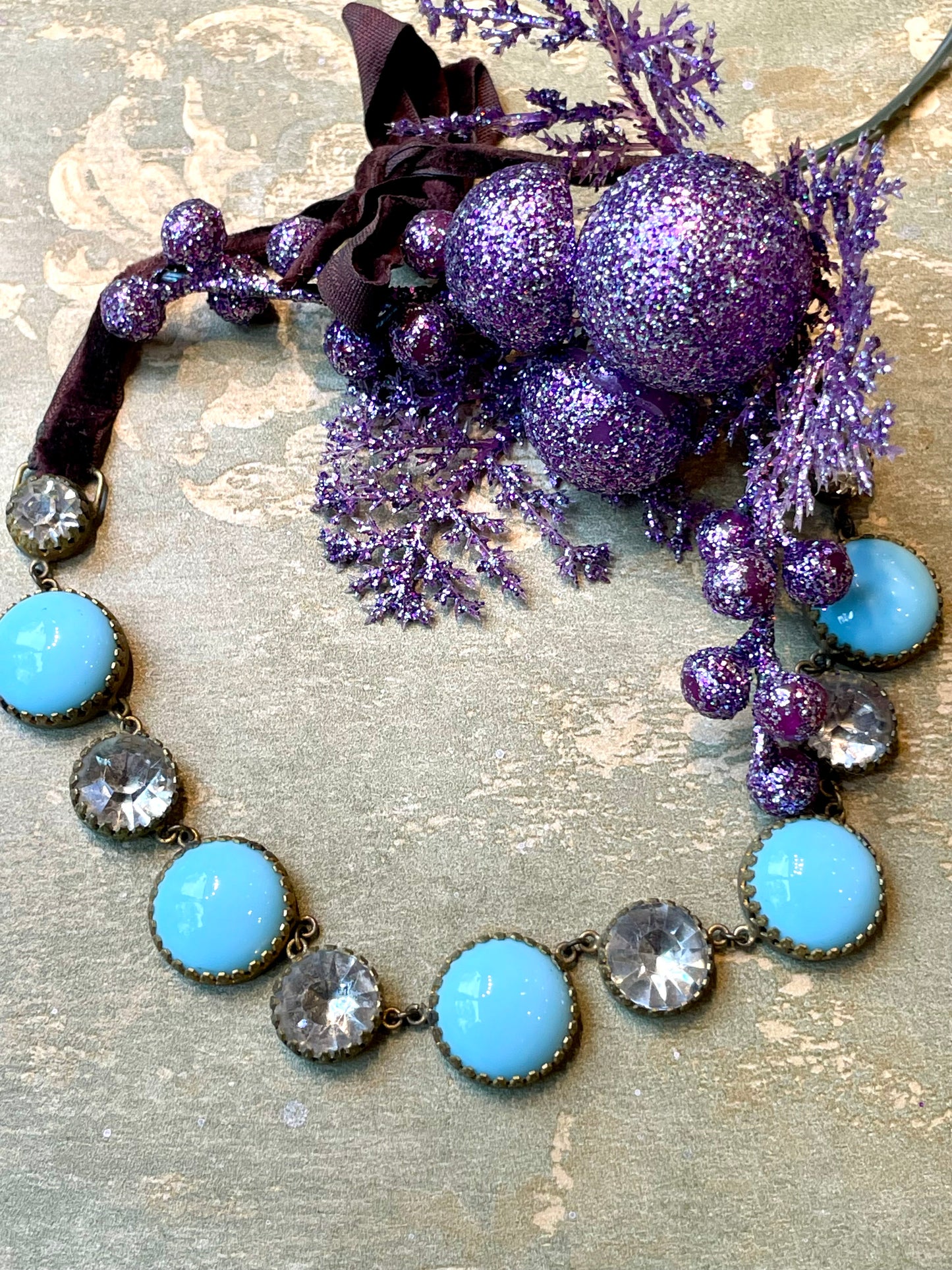 Stupenda collana girocollo in paste, epoca vittoriana