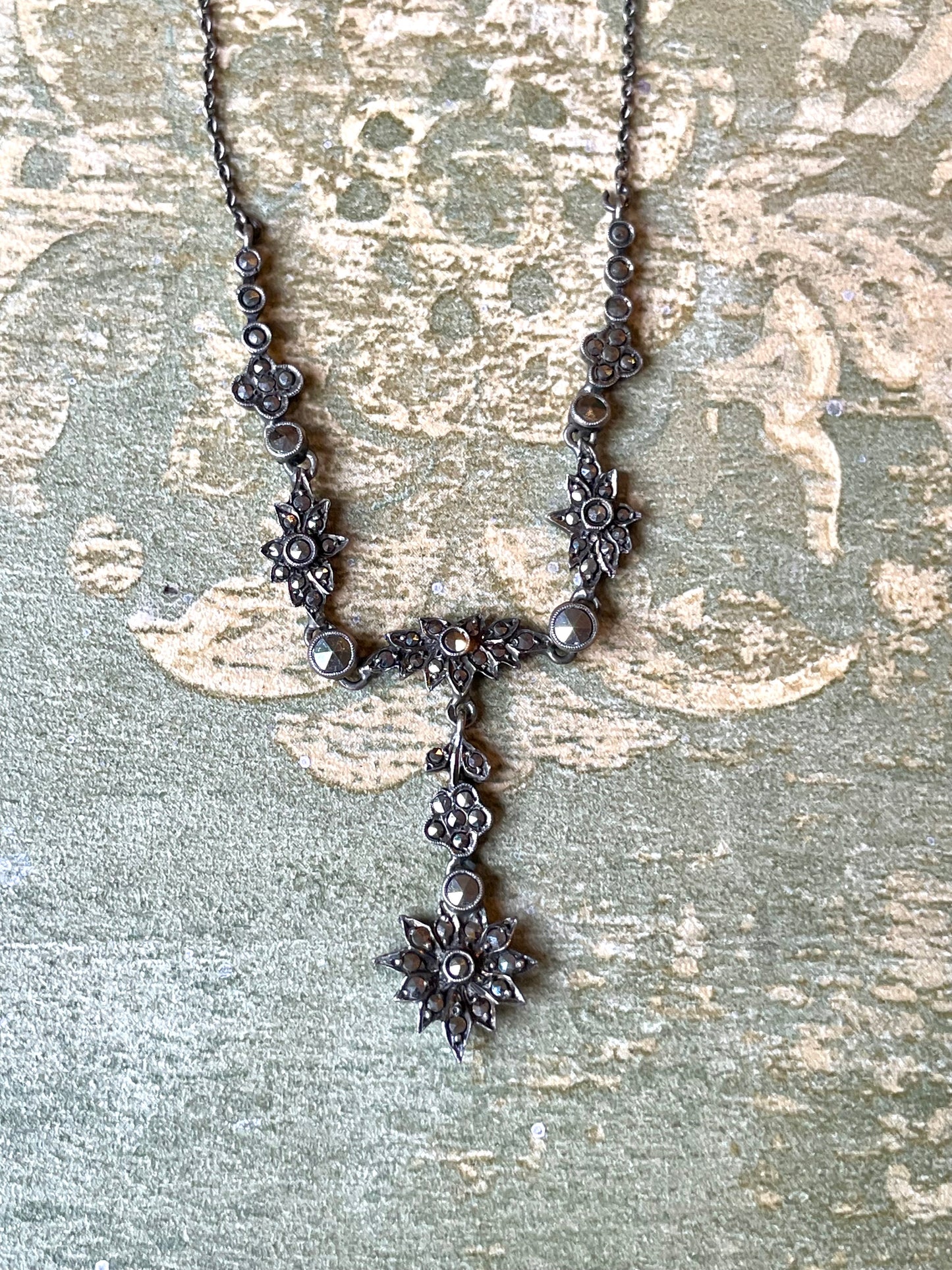Romantica collana con pendente, in argento e marcassite, anni ‘30/40