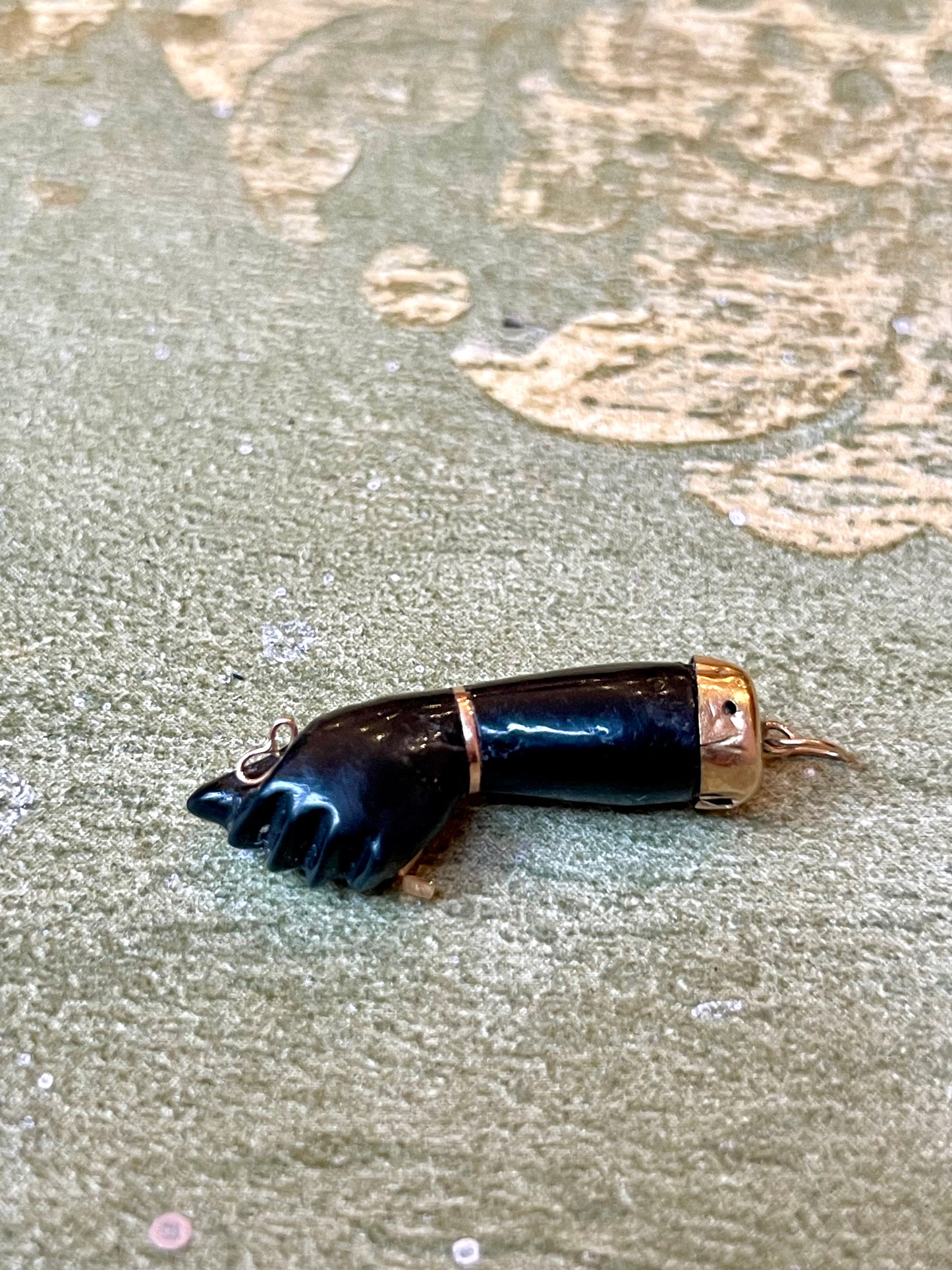 Pendente sentimentale vittoriano con mano portafortuna