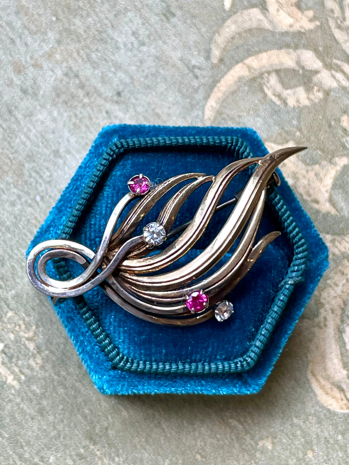 Elegante spilla in argento vermeil e pietre semipreziose, Francia, anni ‘30/40