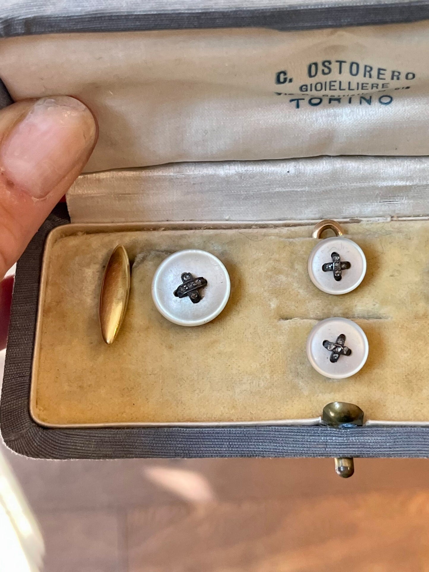 Set of cufflinks and tuxedo jacket in mother-of-pearl, gold and diamonds, 1920/30