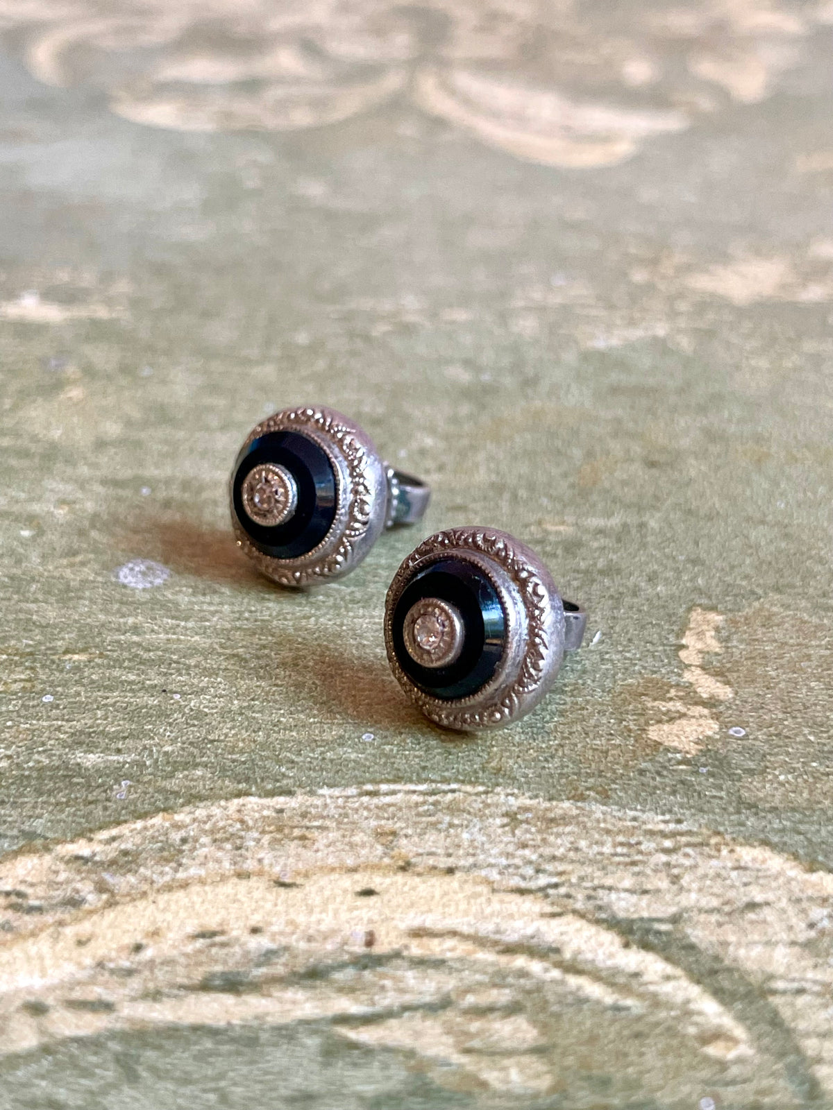 Eleganti orecchini in argento, smalto e diamanti, 1920/30