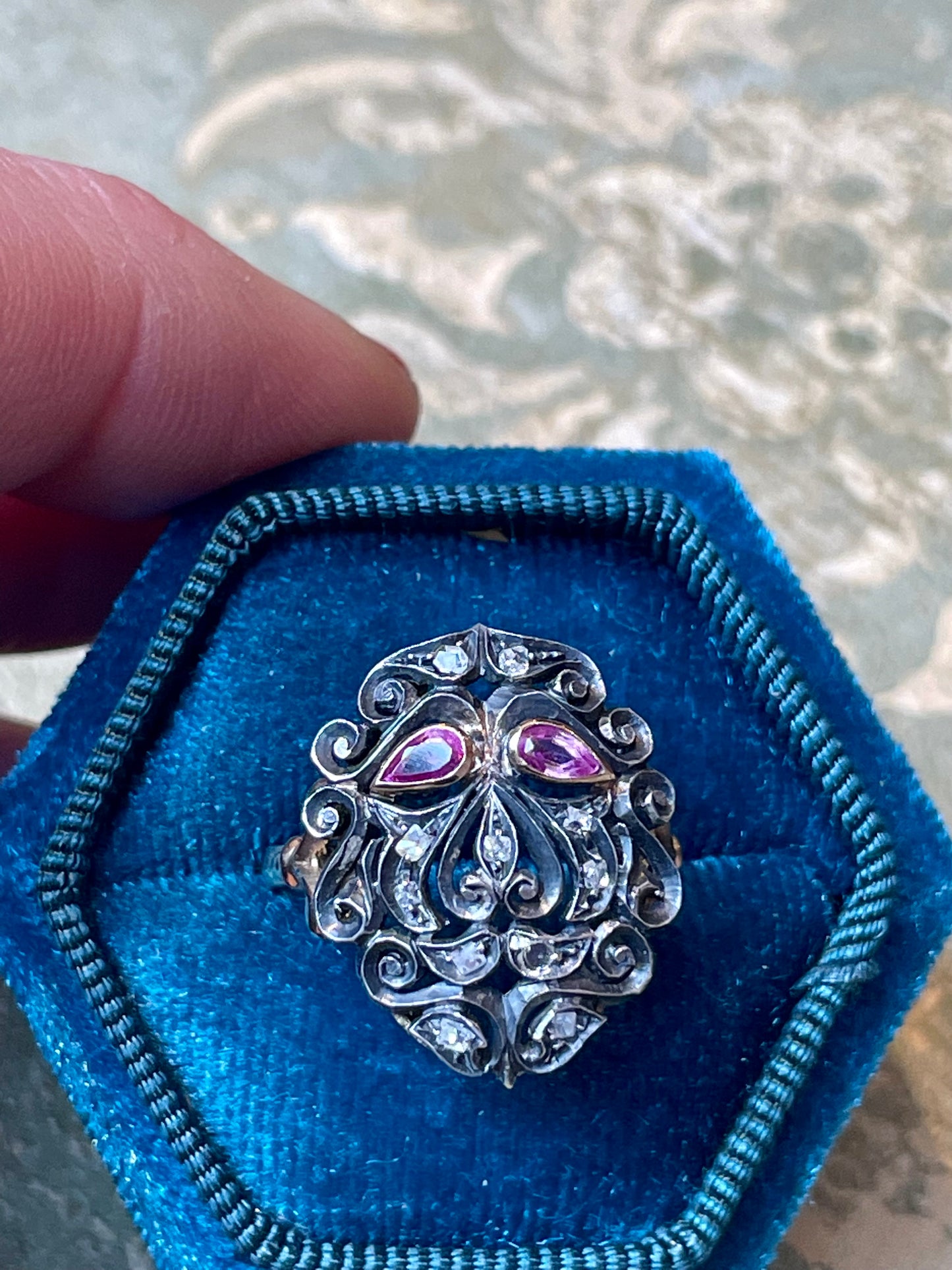 Elegante anello in argento e oro con rosette di diamante e rubini, Art Nouveau