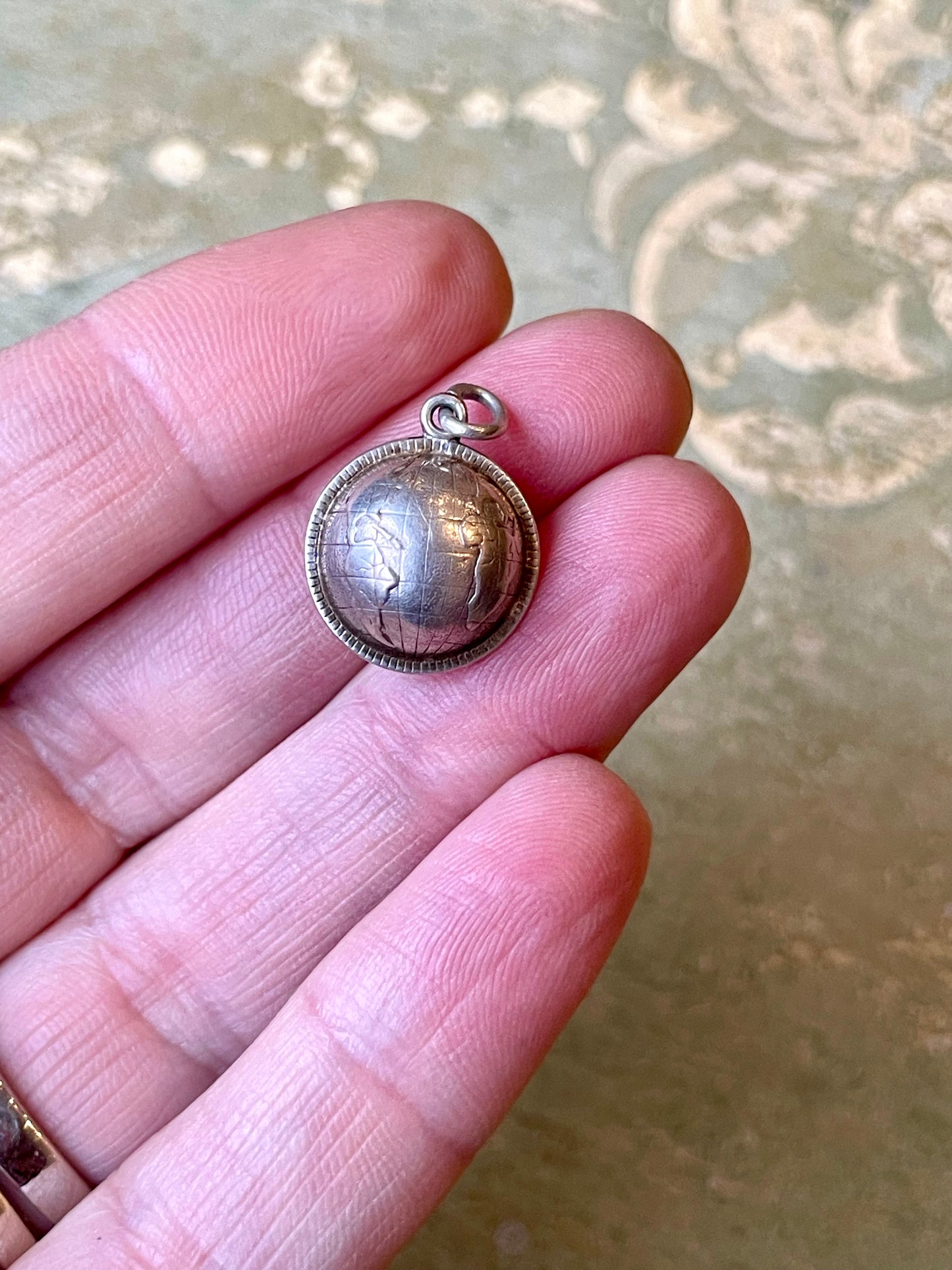 Pendente in argento con globo terrestre, anni ‘50