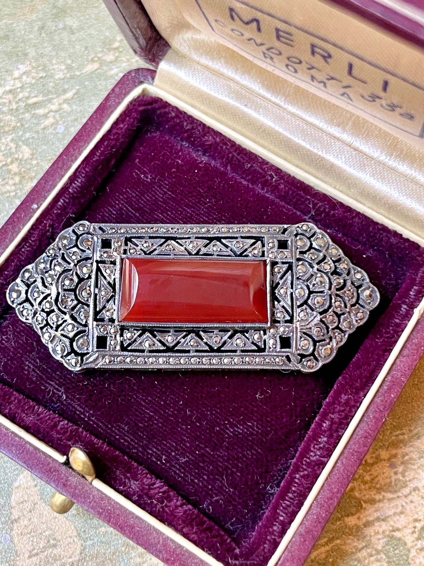 Raffinata spilla Art Deco in argento, marcassite e corniola