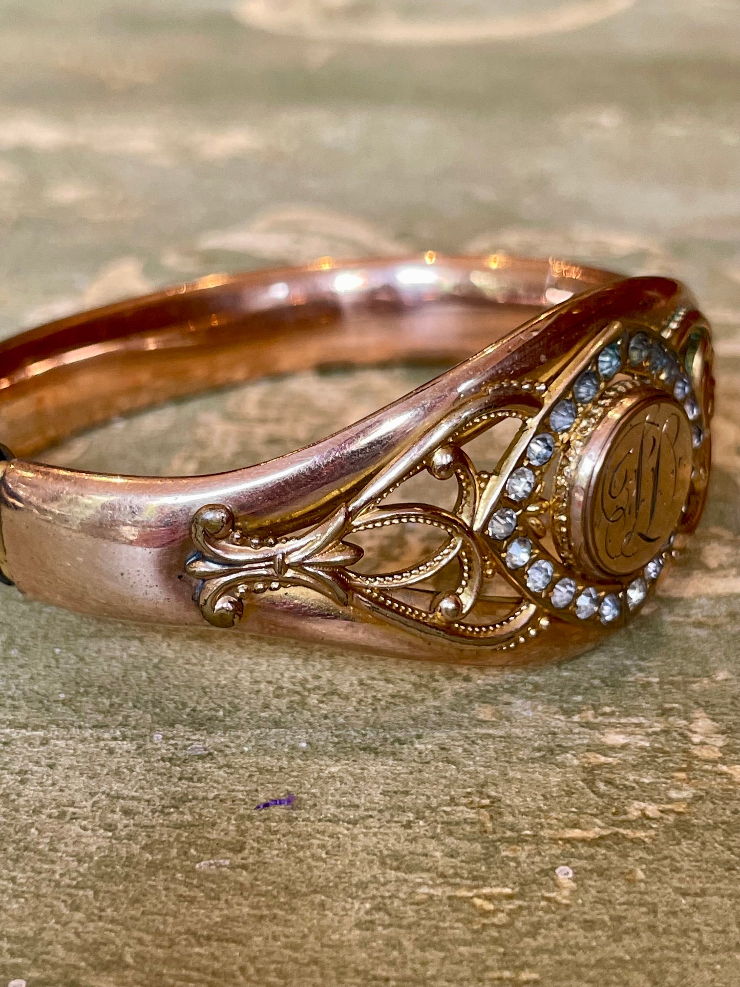Bracciale rigido con medaglione placcato oro, epoca Napoleone III