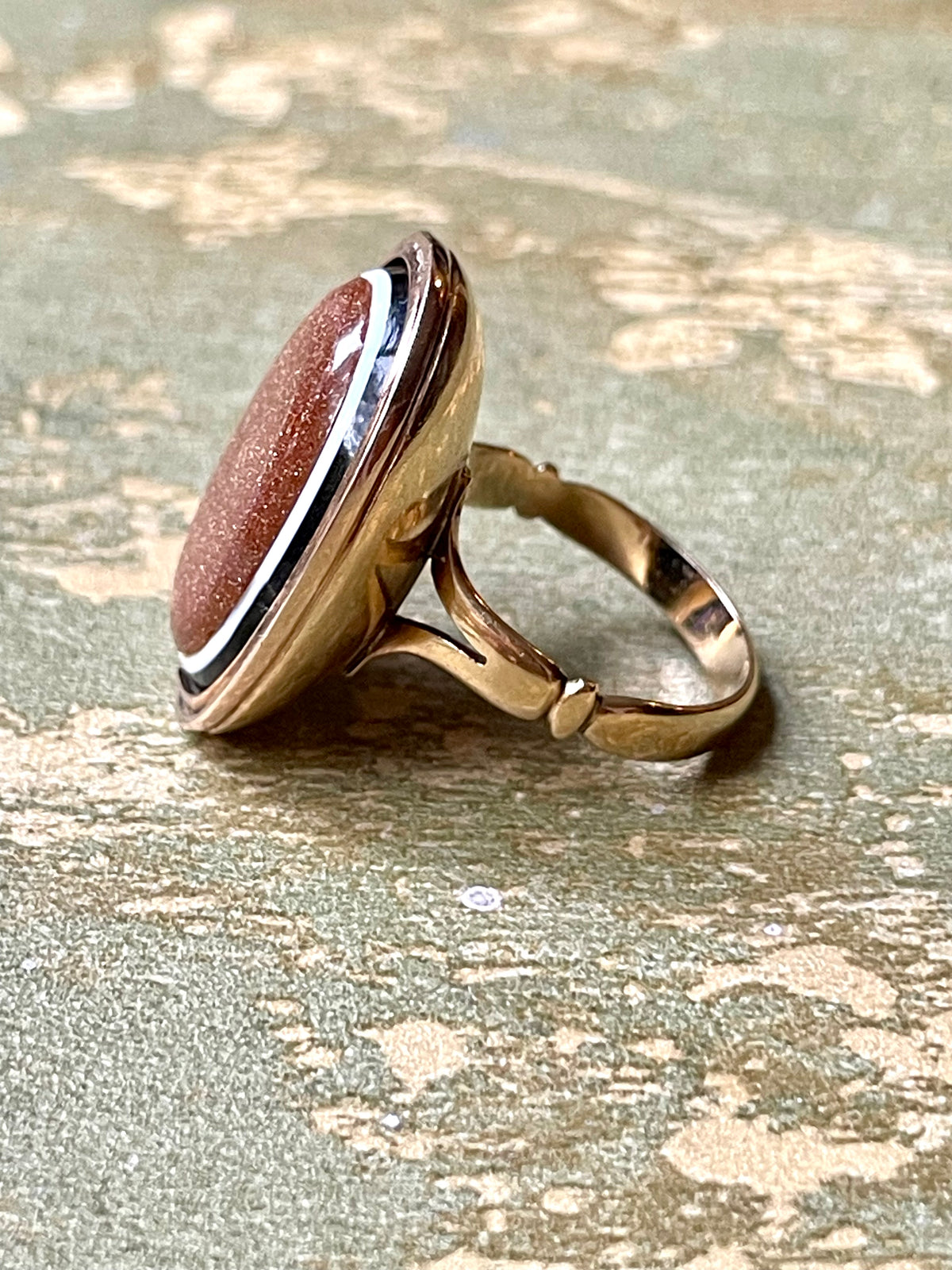 Affascinante anello con grande cabochon in avventurina e oro giallo, epoca vittoriana