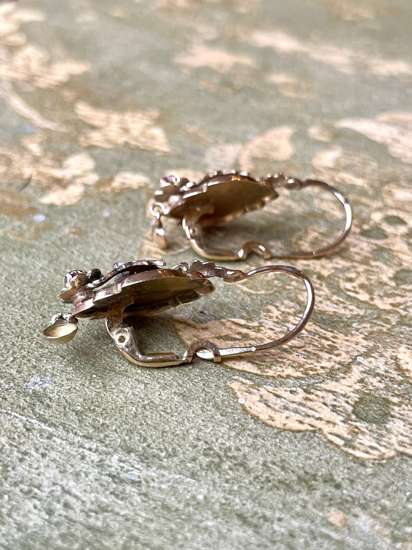 Splendidi orecchini di gusto floreale con perle e spinelli, epoca vittoriana