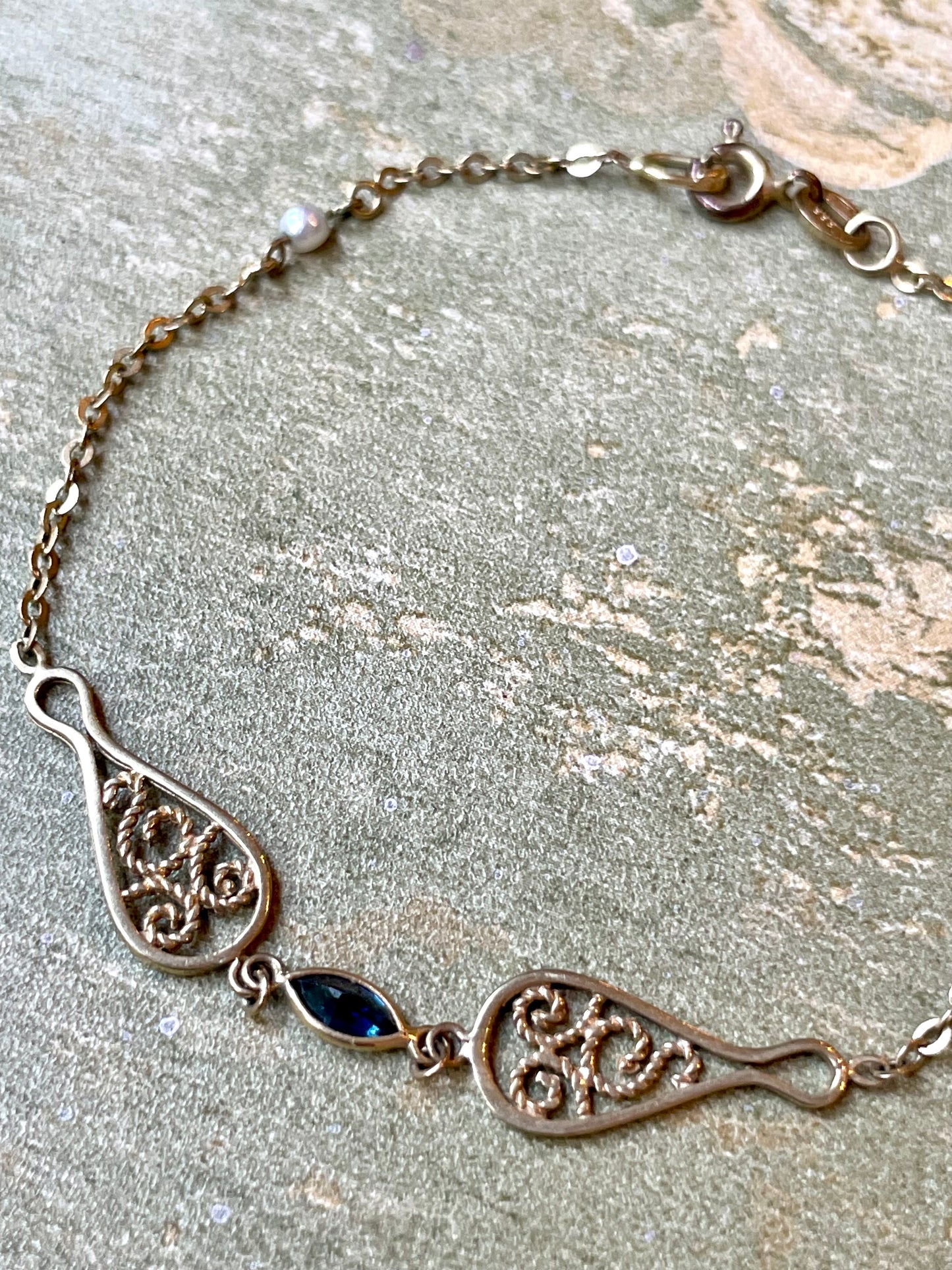 Raffinato bracciale in oro, perle e zaffiro, anni ‘50/60
