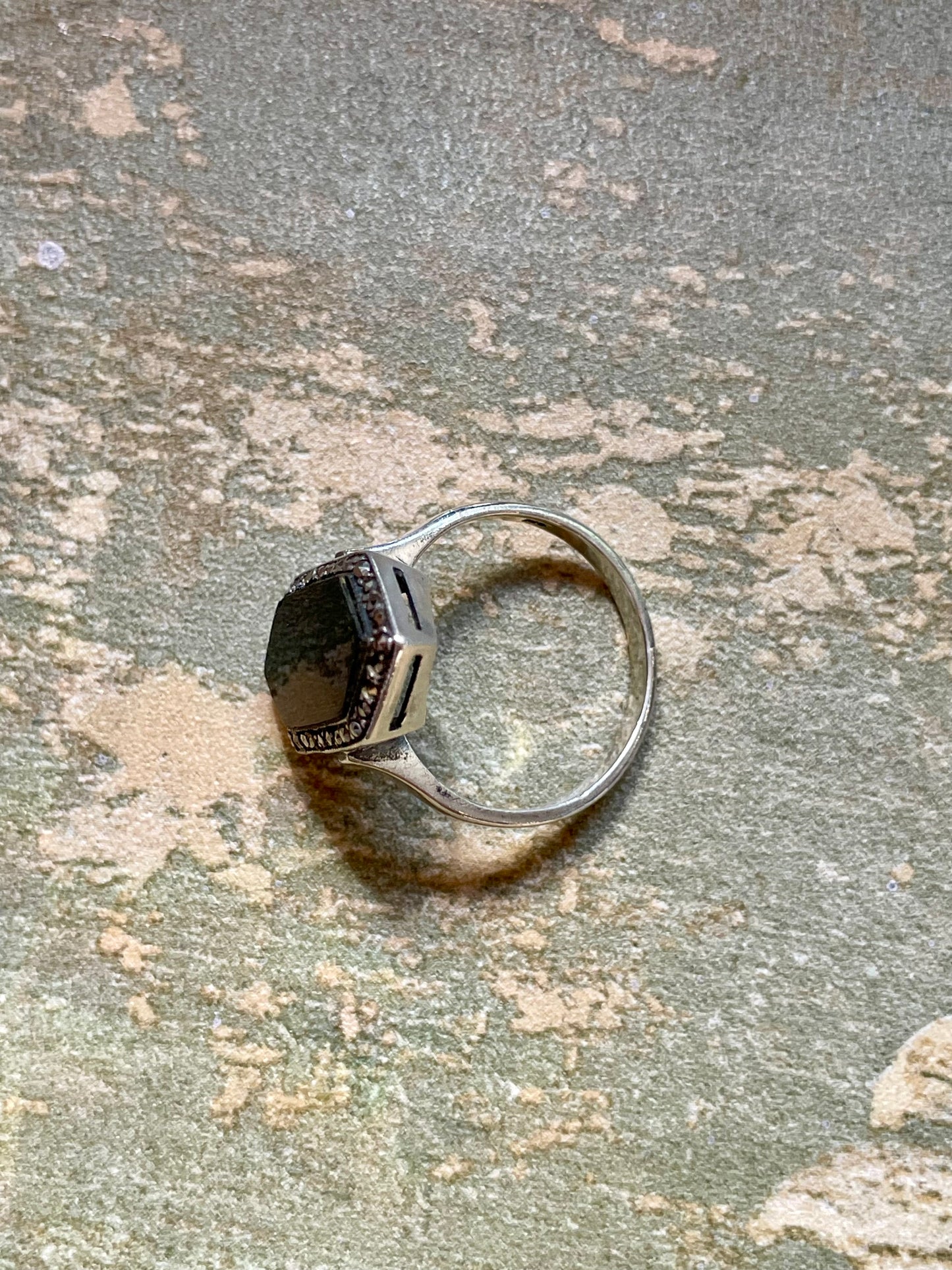 Elegante anello in argento, onice e marcassite, 1930/40