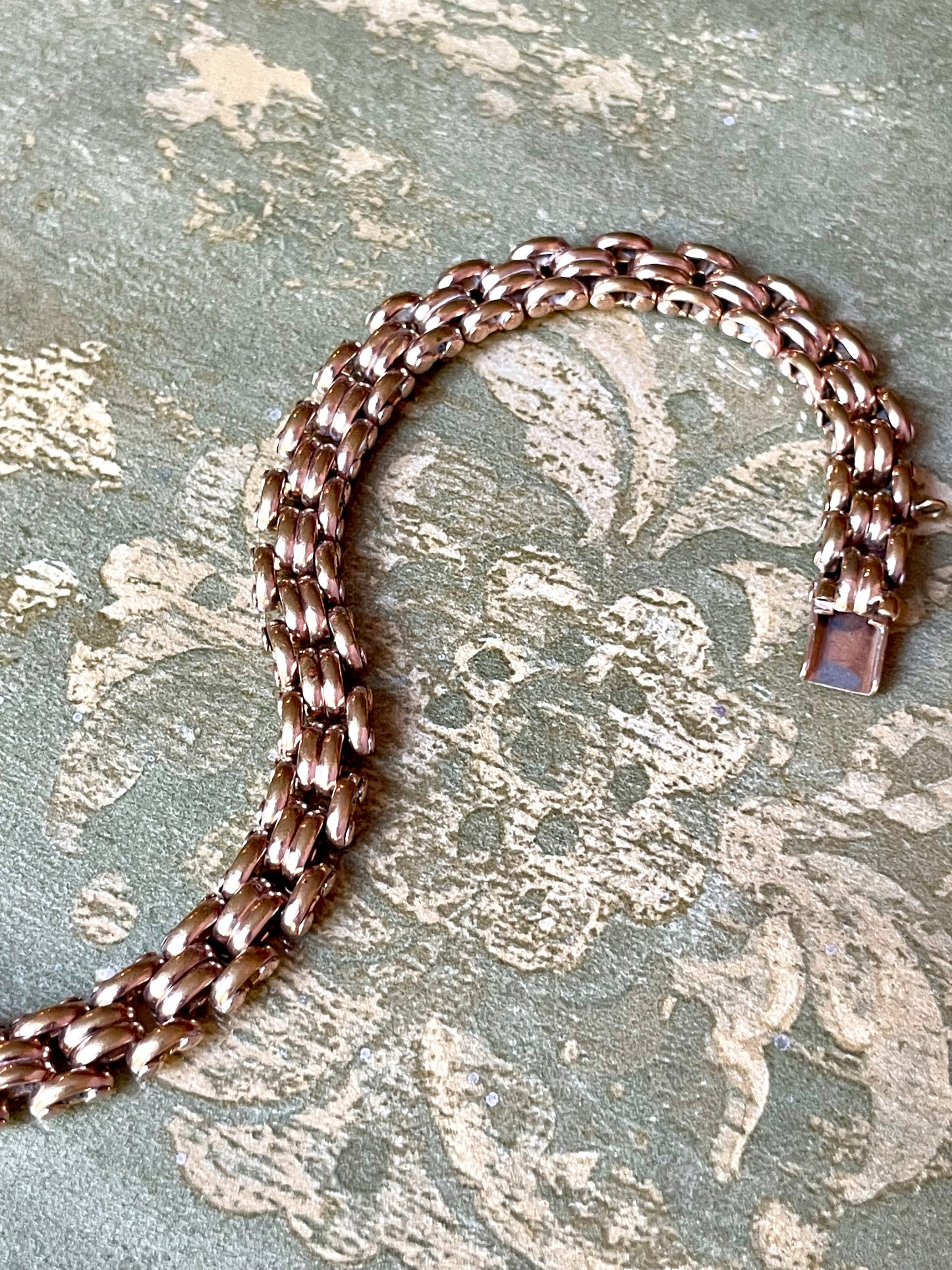 Ricercato bracciale Tank laminato in oro, Francia, anni ‘40