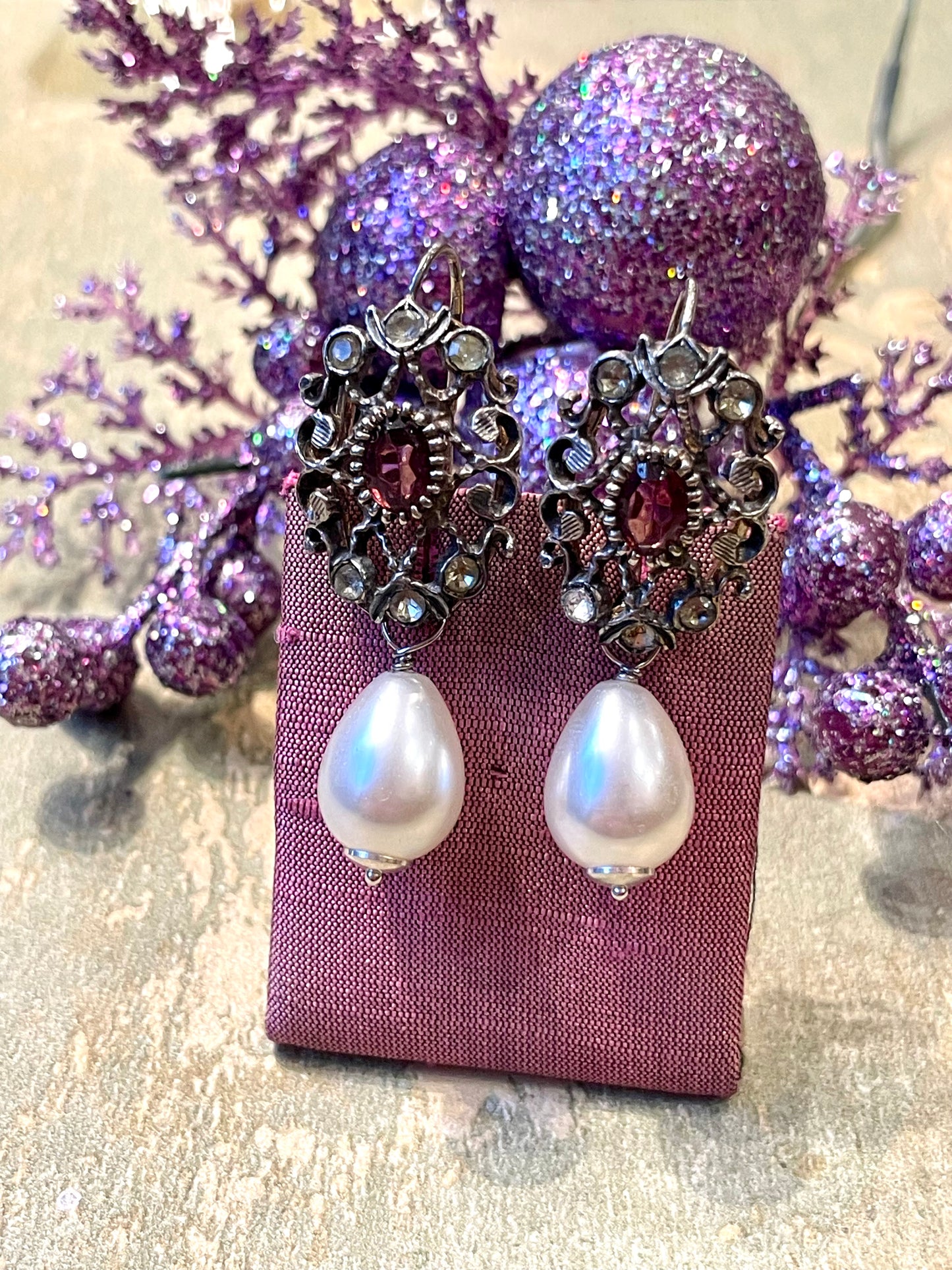 Romantici orecchini in argento con perla a goccia, anni ‘40:50